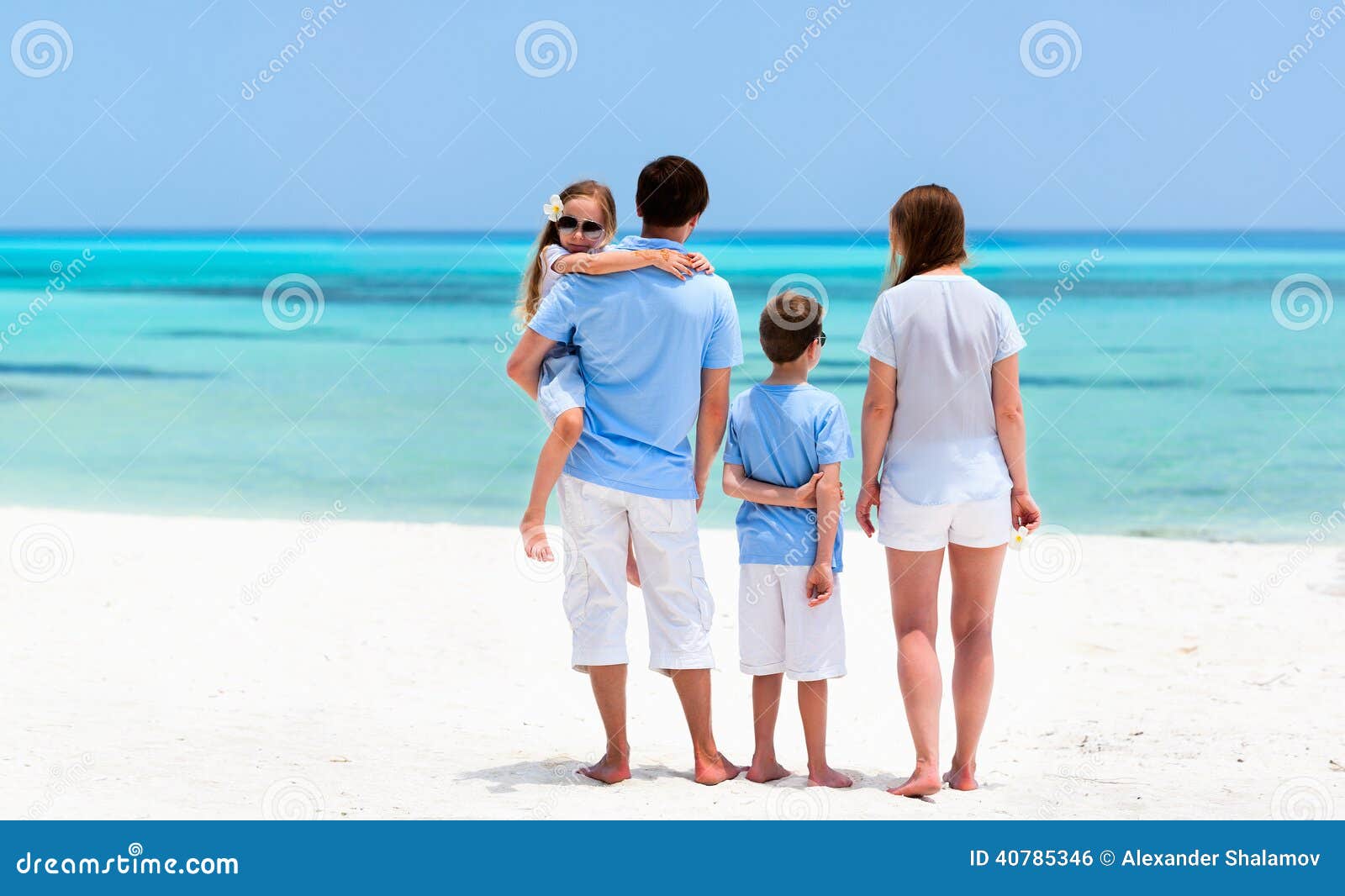 Familie auf Sommerferien. Hintere Ansicht einer schönen Familie auf einem Strand während der Sommerferien