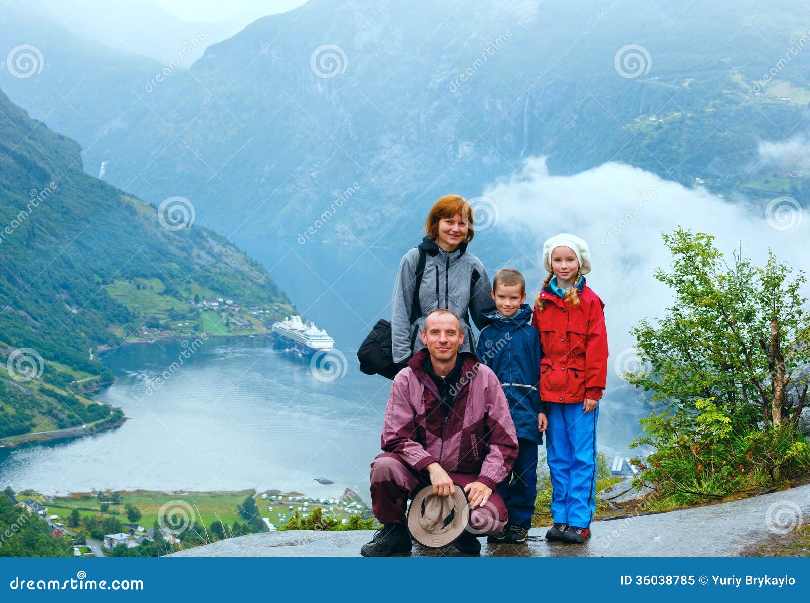 Familie Boven Geiranger-Fjord (Norge) Stock Afbeelding - Image of