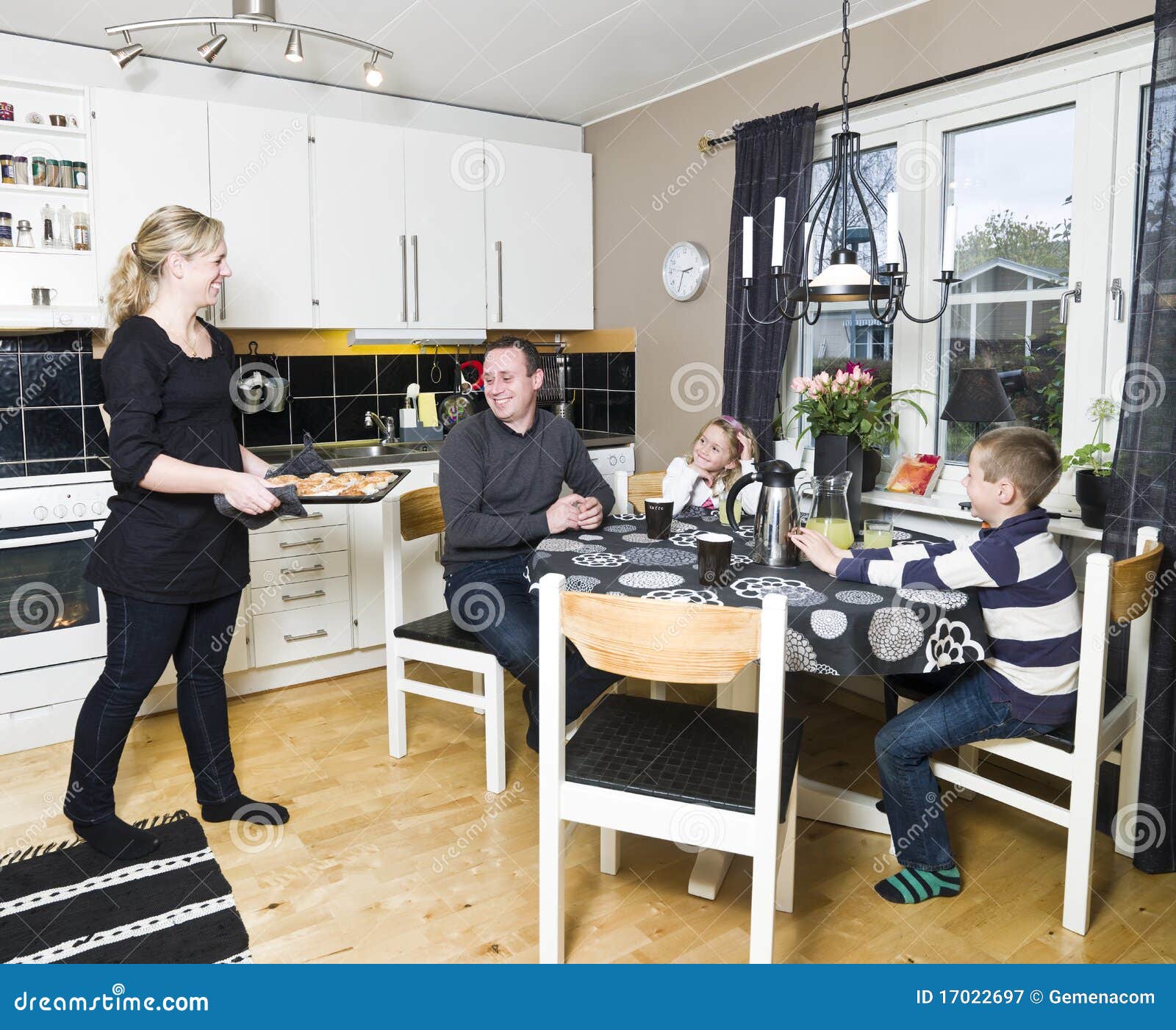 Familie in der Küche stockbild. Bild von küche, familie - 17022697