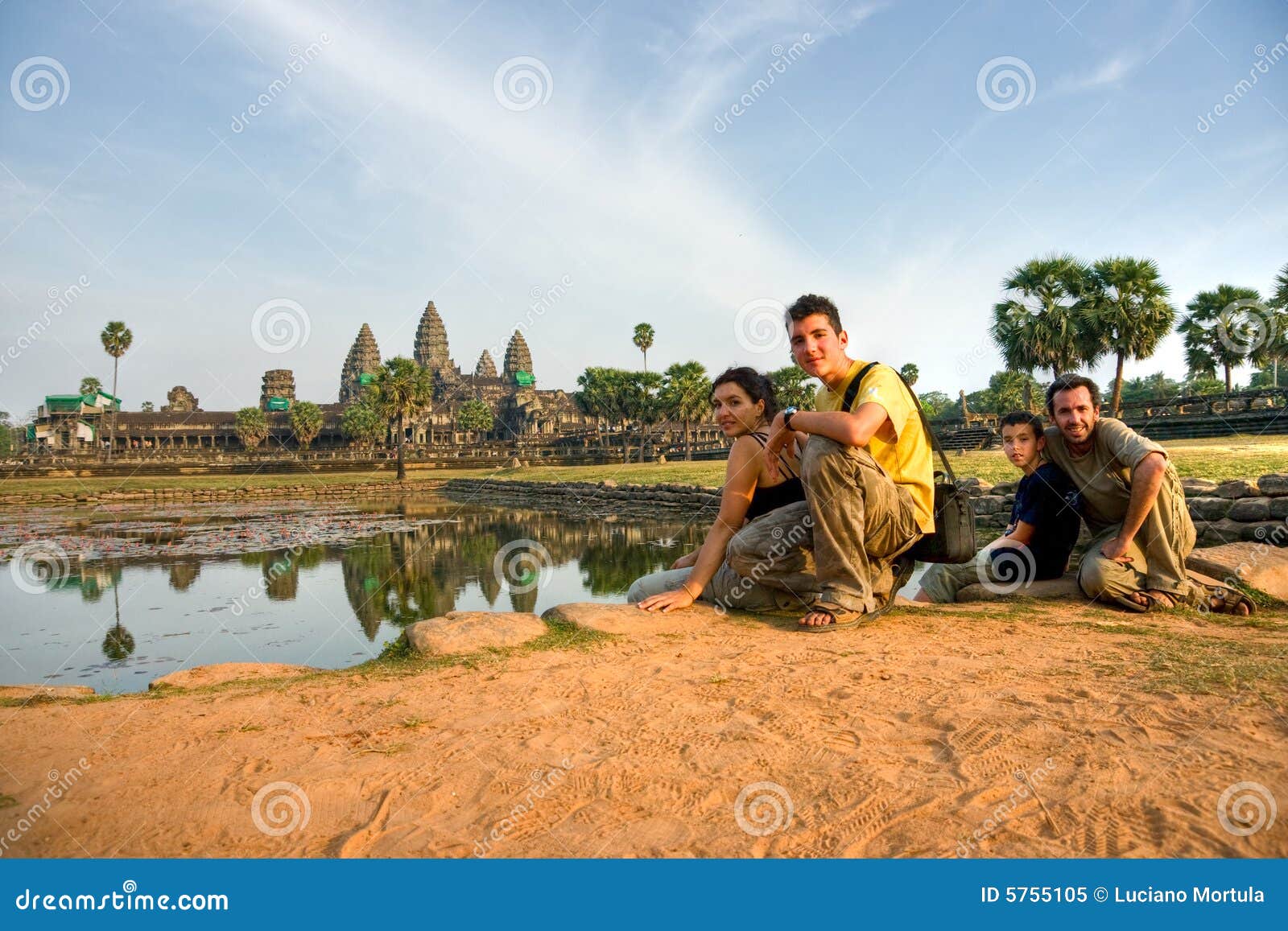 Familie, die Angkor Wat am Sonnenuntergang, Kambodscha besucht. Familie, die Angkor Wat Tempel am Sonnenuntergang, Siem Reap, Kambodscha besucht.