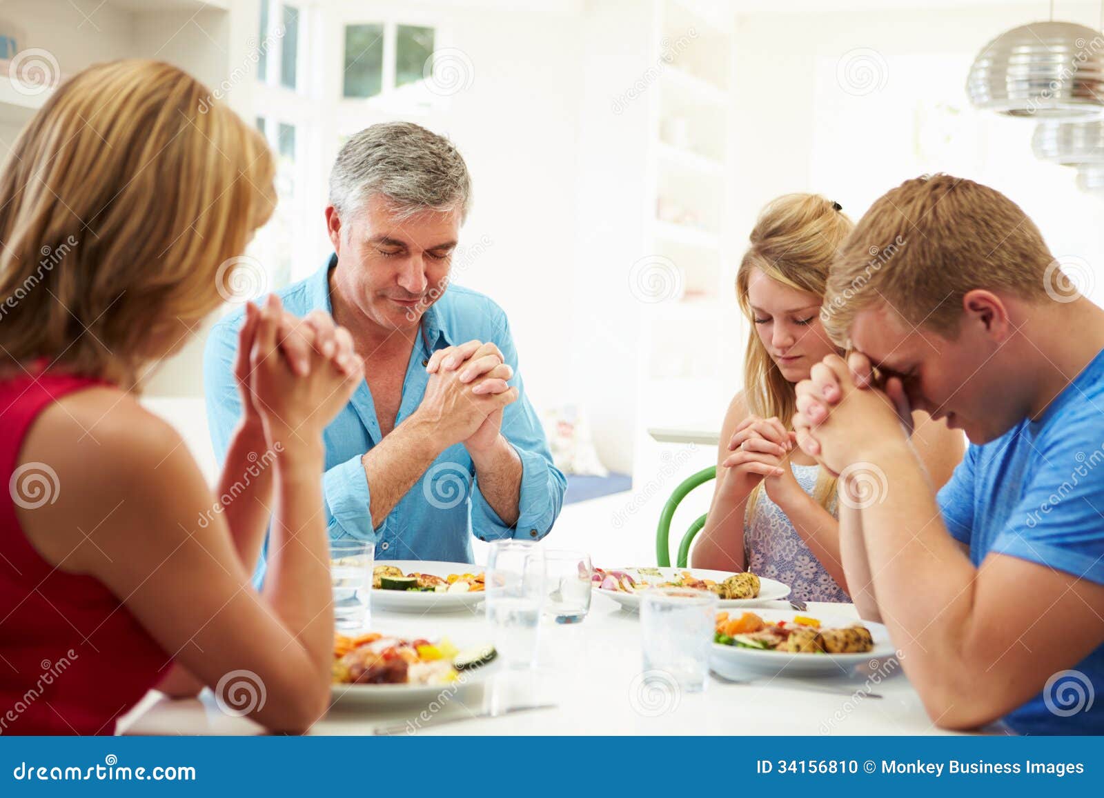 Gebed Voor Het Eten Familie Die Gebed Zeggen Alvorens Maaltijd Thuis Samen Te Eten Stock
