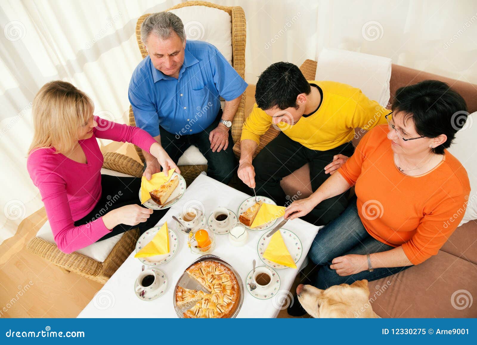 Familie Die Kaffee Und Kuchen Zusammen Hat Fotos Kostenlose Und Royalty Free Stock Fotos Von Dreamstime Familie Die Kaffee Und Kuchen Zusammen Hat Fotos Kostenlose Und Royalty Free Stock Fotos Von Dreamstime