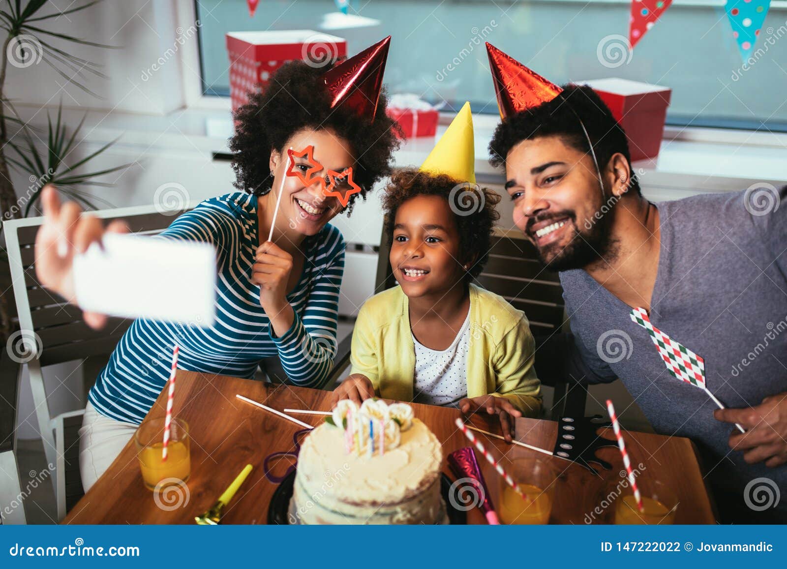 Familie, Die Zusammen Einen Geburtstag, Zu Hause Feiert