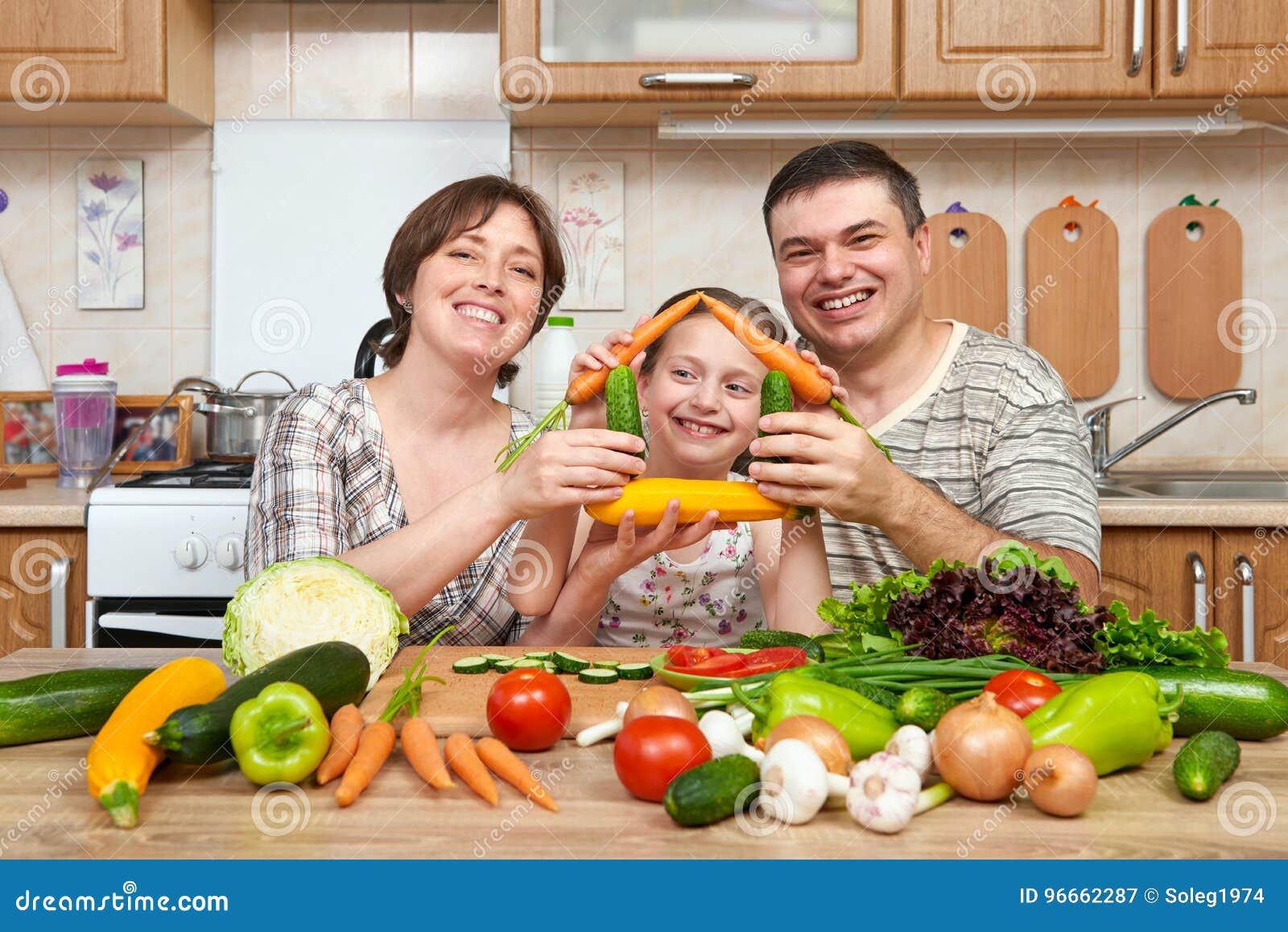 Verbazingwekkend Familie Het Koken In Keukenbinnenland Thuis, Verse Vruchten En ZE-02