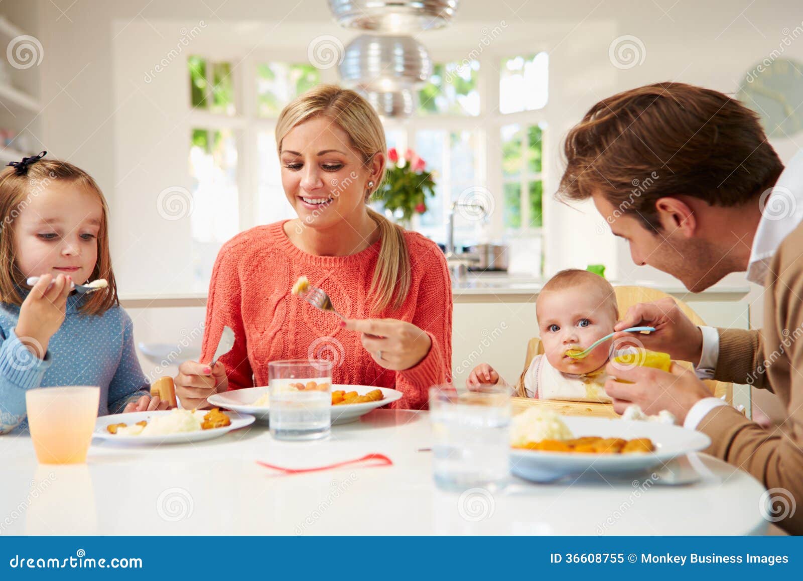 Familie Met Jonge Baby Die Maaltijd Thuis Eten Stock Afbeelding - Image of eten: 36608755