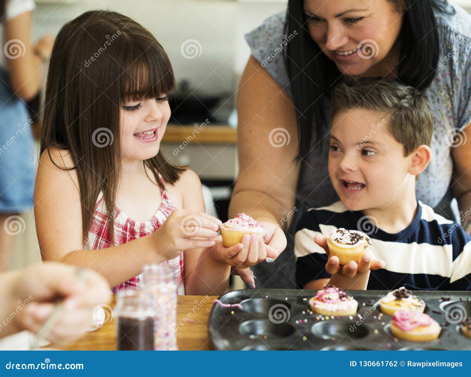 Familie met verse eigengemaakte cupcakes