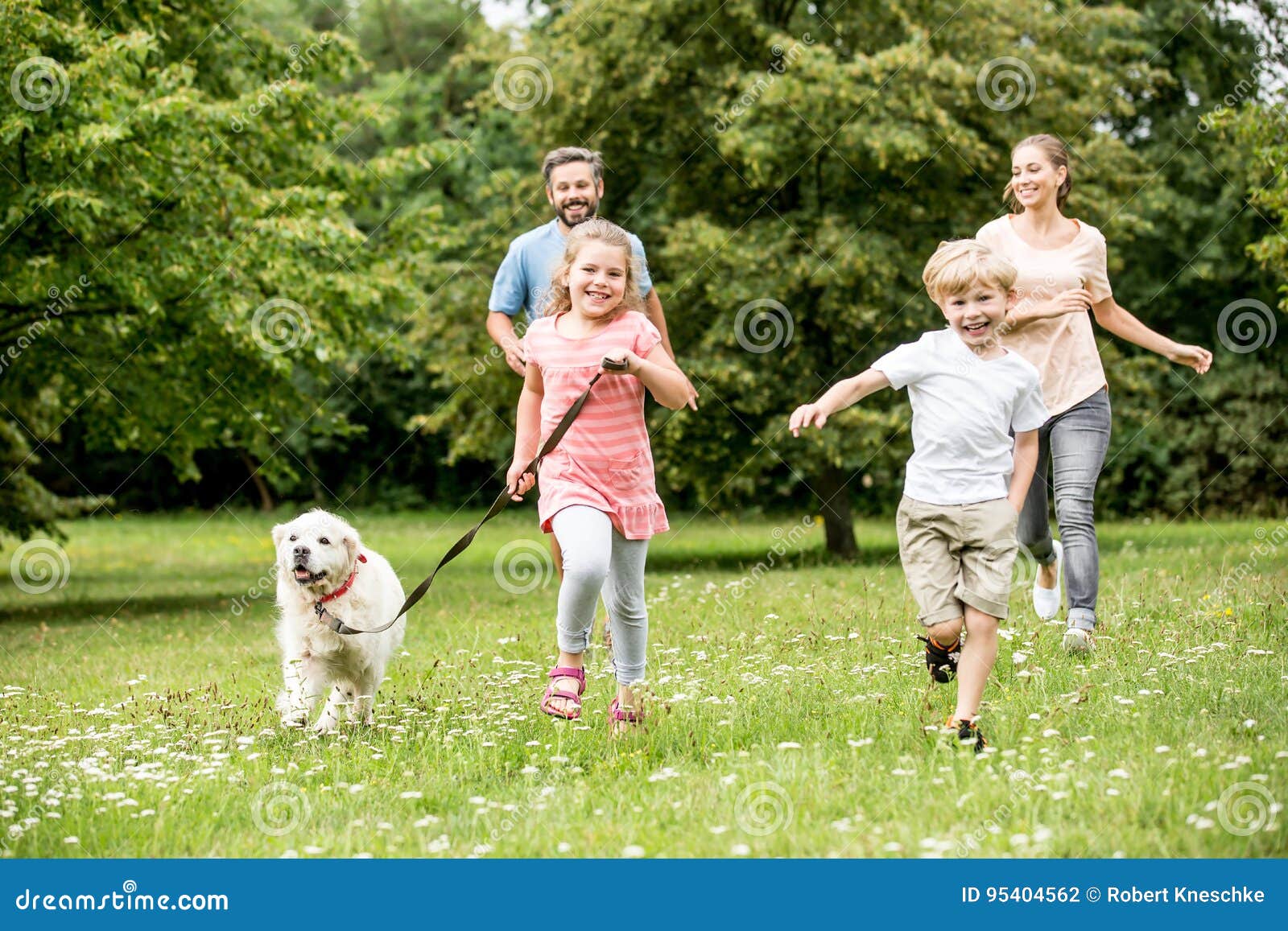 Familie Mit Zwei Kindern Und Hund Stockfoto Bild Von Zwei Familie