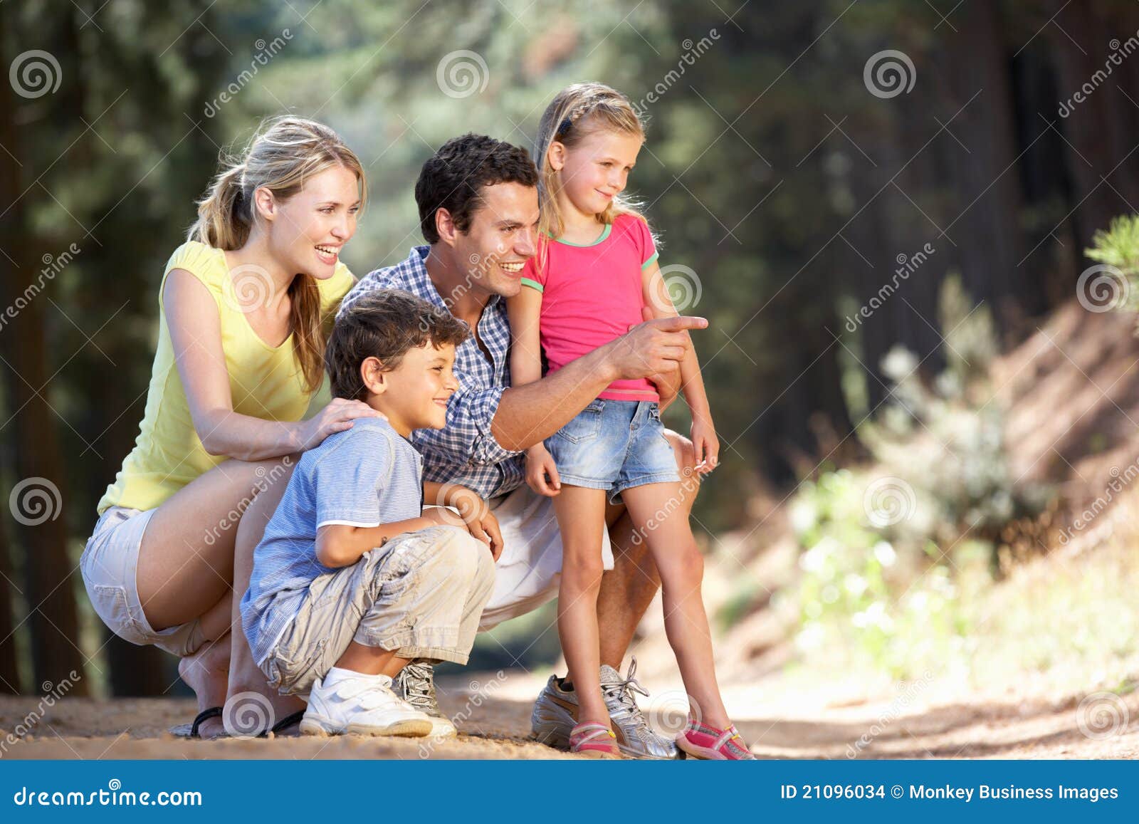 Familie op landgang die en van camera glimlacht richt.