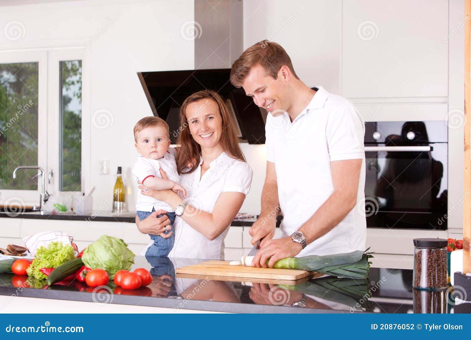 Familie Zu Hause In Der Küche Stockfoto - Bild von küche, hause: 20876052