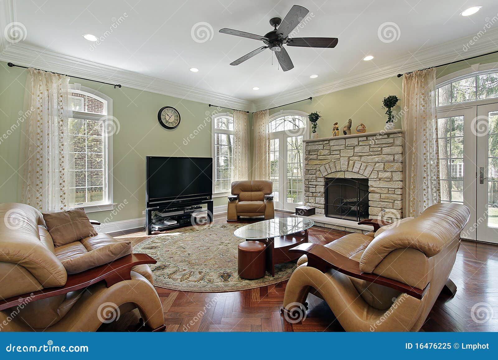 Familienraum Mit Steinkamin Stockbild - Bild von modern, einrichtungen