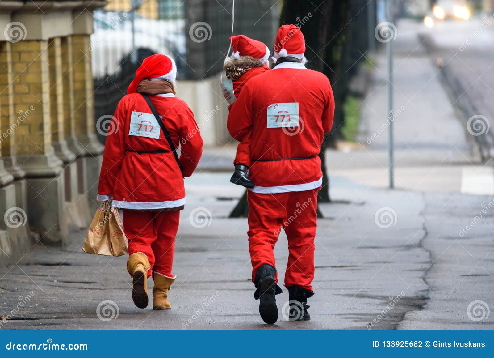 Familj med den lilla ungen, efter jultomten roliga inkörda Riga. 09 12 2018 latvia riga Jultomten rolig körd välgörenhethändelse i Riga, Lettland