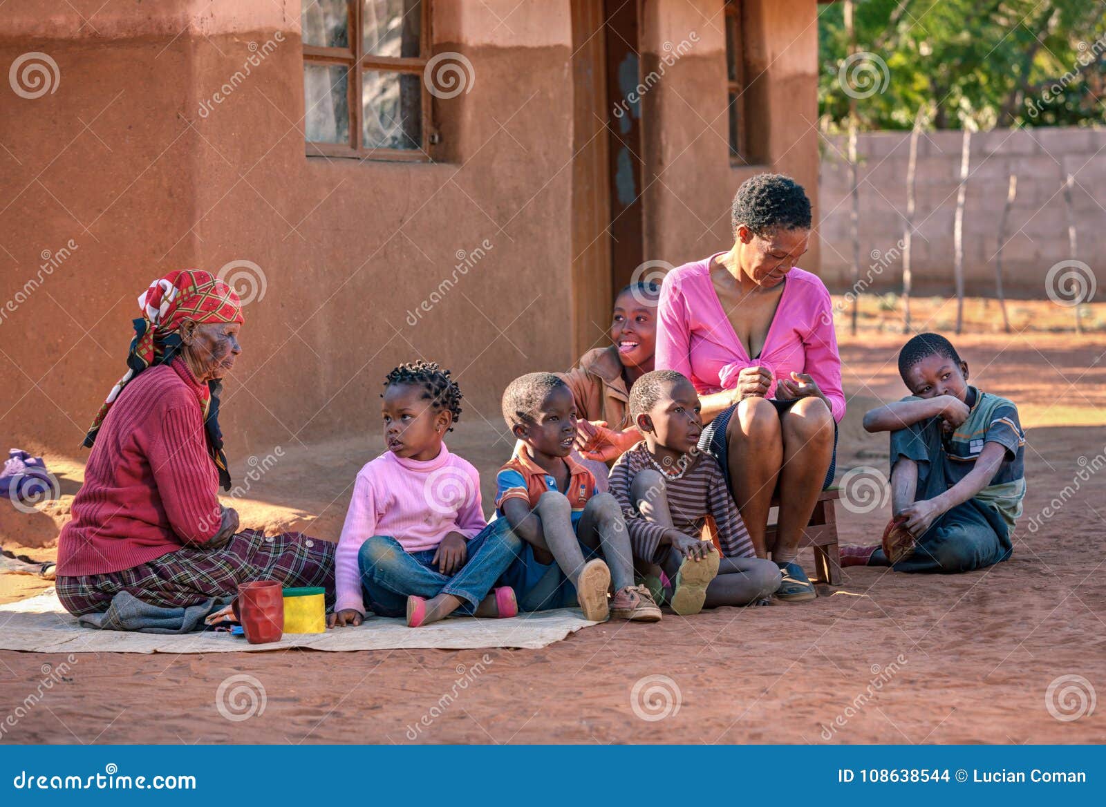 Famille Africaine Devant La Maison Photo stock - Image du africain ...