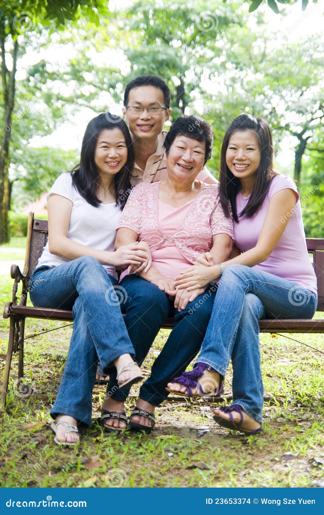 Famille asiatique. Les femmes et les enfants aînés asiatiques