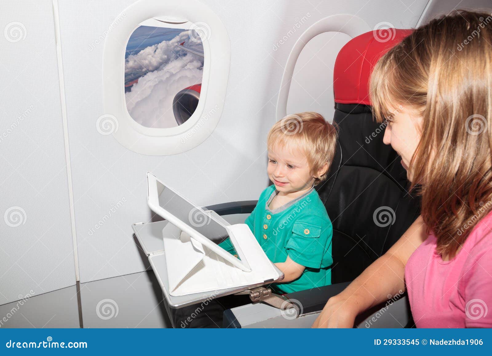 Famille Avec La Tablette Digitale Dans L'avion Image stock - Image