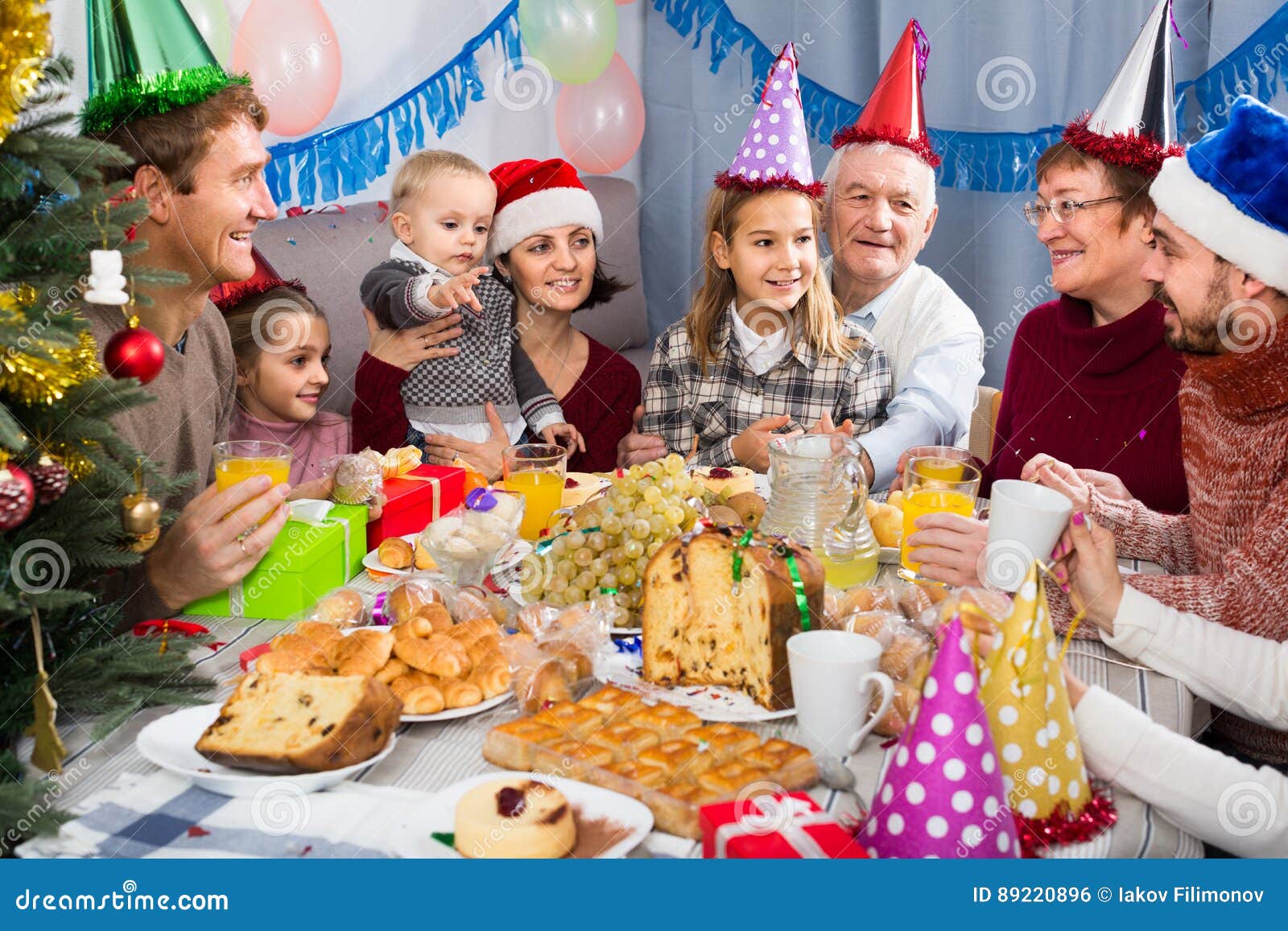 Famille Celebrant L Anniversaire De Childrena S Pendant Le Diner De Fete Photo Stock Image Du Groupe Anniversaire 26