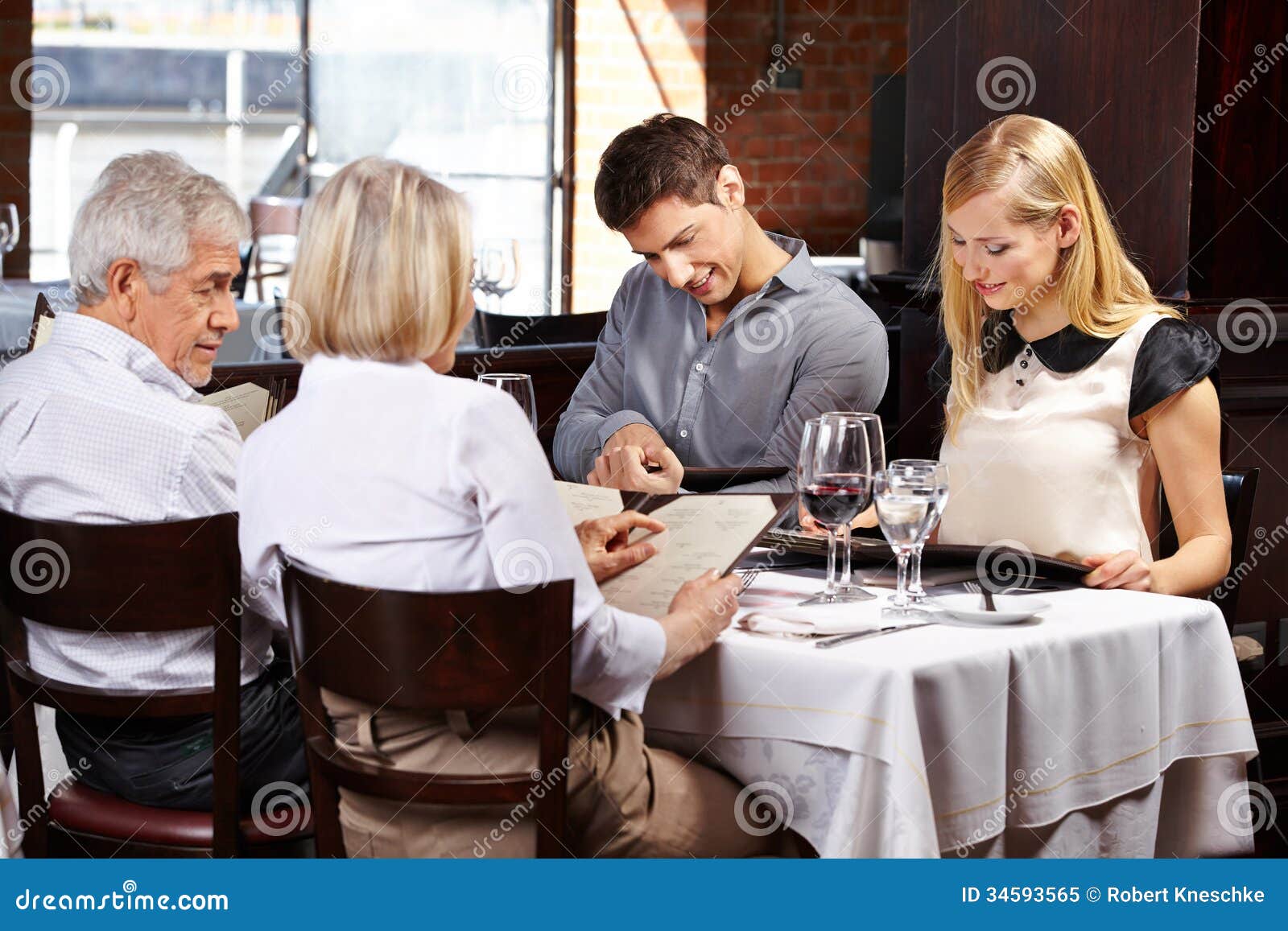 Famille Dans Le Menu De Lecture De Restaurant Image stock Image du