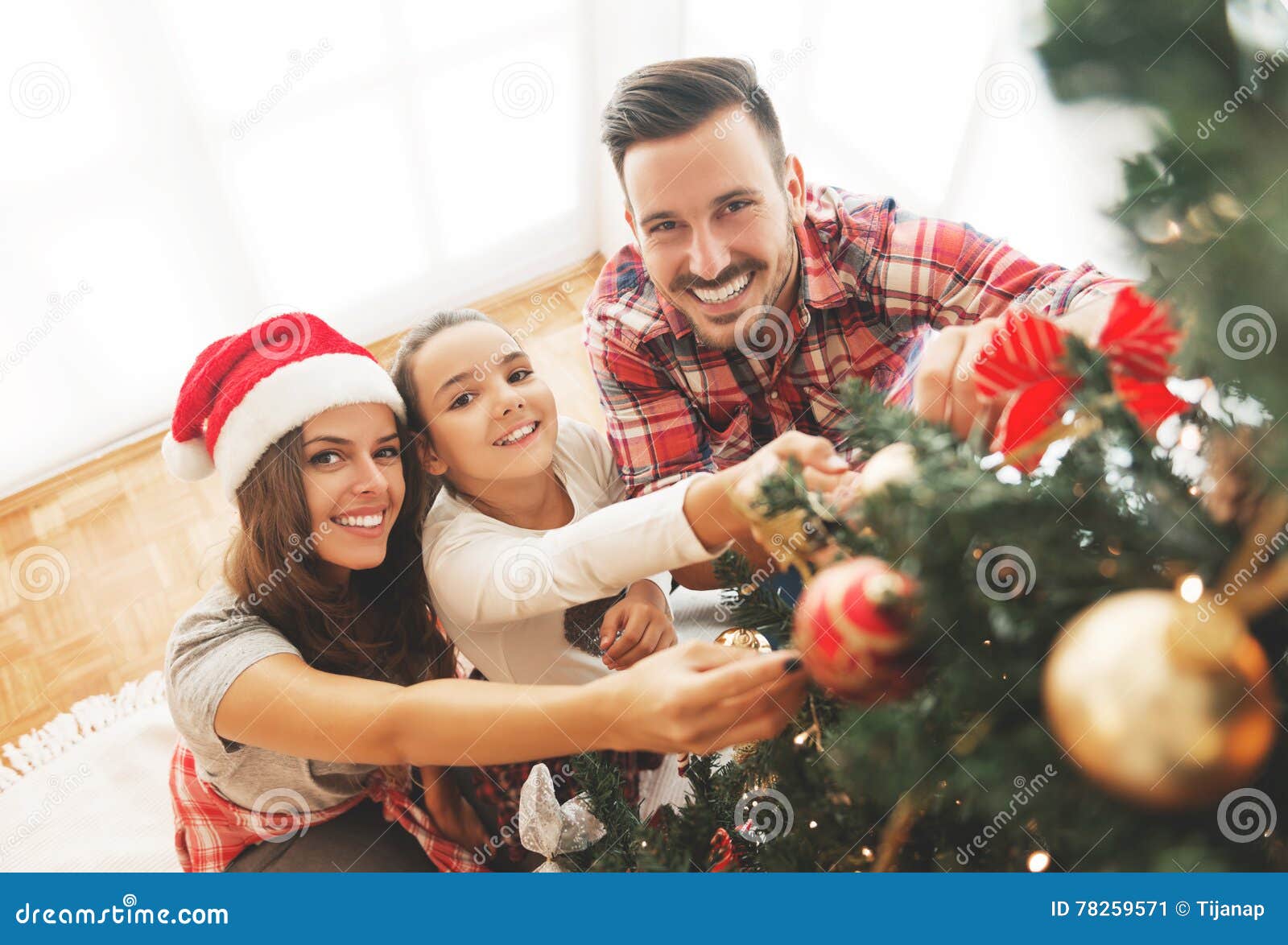 Famille décorant un bel arbre de Noël