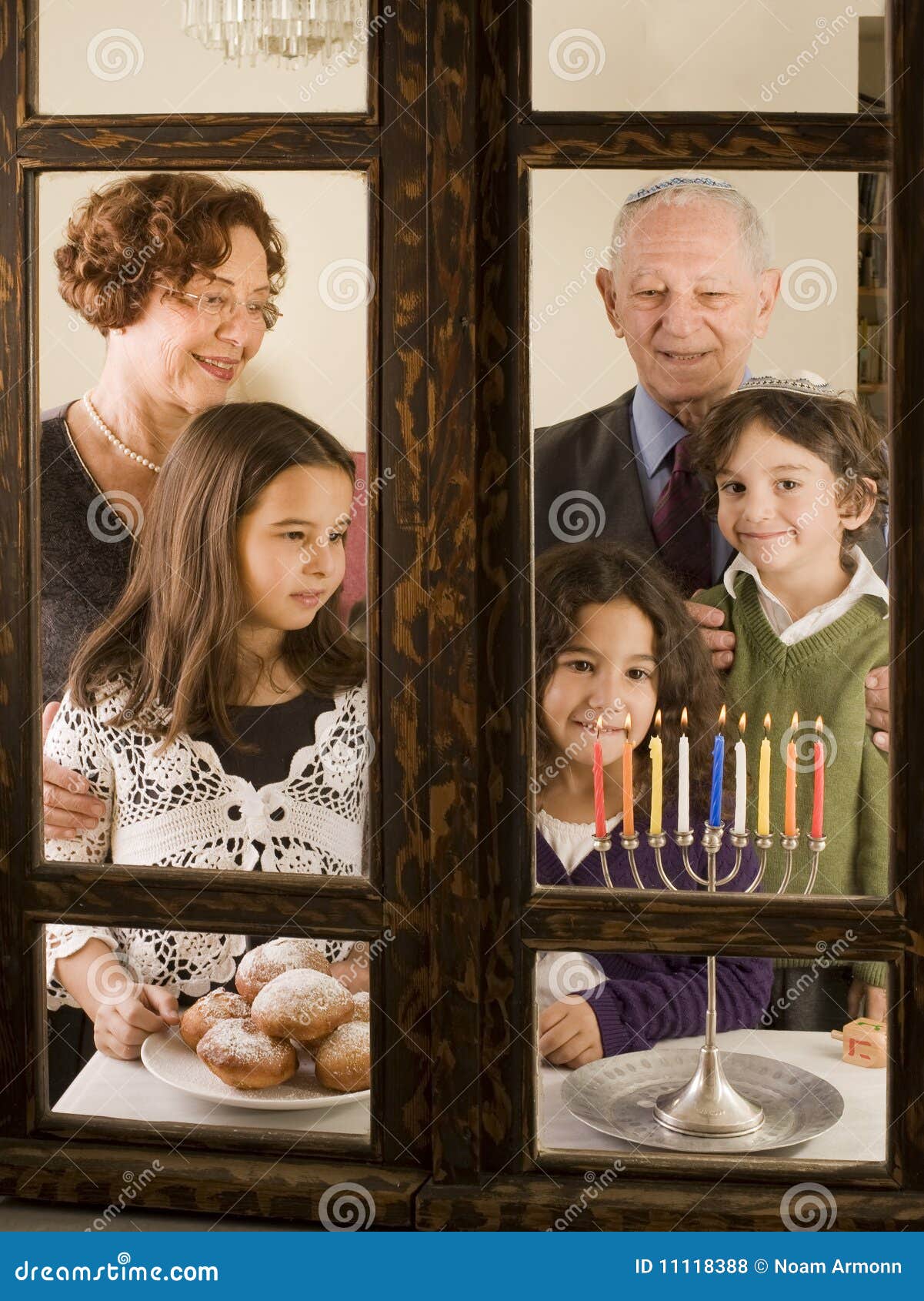 Famille Hannuka photo stock. Image du personne, religion