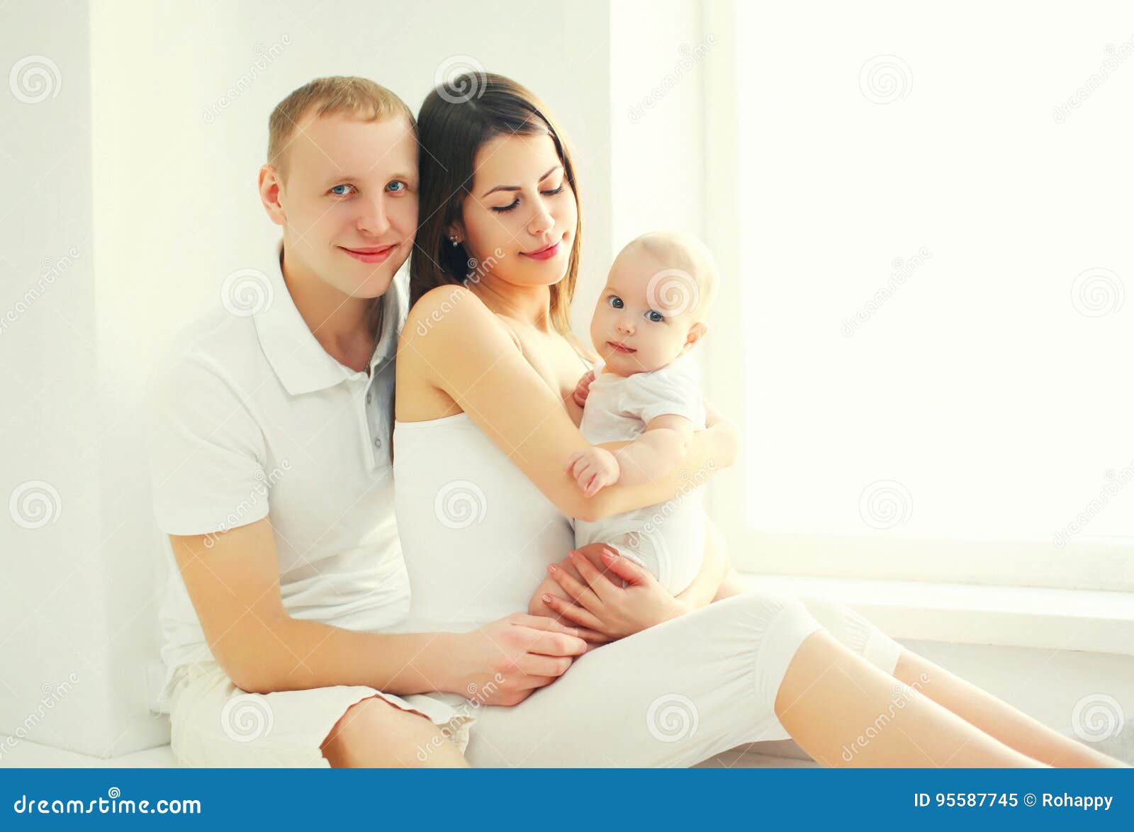 Famille Heureuse Ensemble Mere Et Pere Avec La Maison De Bebe Dans Le Blanc Image Stock Image Du Enfant Pere Famille Heureuse Ensemble Mere Et Pere Avec La Maison De Bebe Dans Le Blanc Image Stock Image Du Enfant Pere