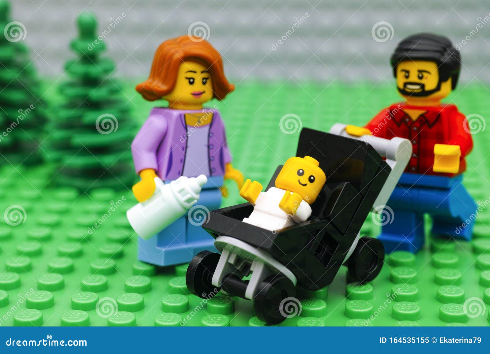 Famille Lego Avec Bebe Dans Le Parc Image Editorial Image Du Famille Pere