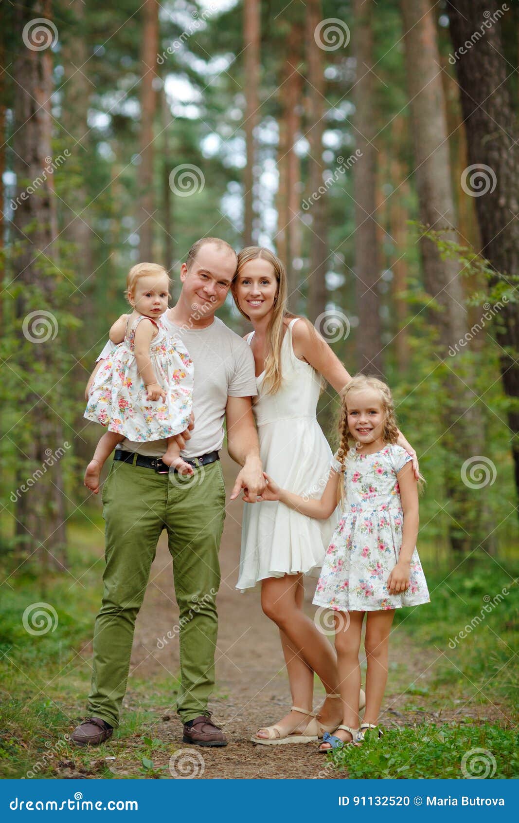 Отцы и дочки 2. Семья с двумя дочками. Фотосессия семья с двумя дочками. Семейная фотосессия на природе с дочкой. Фотосессия с двумя дочками на природе.