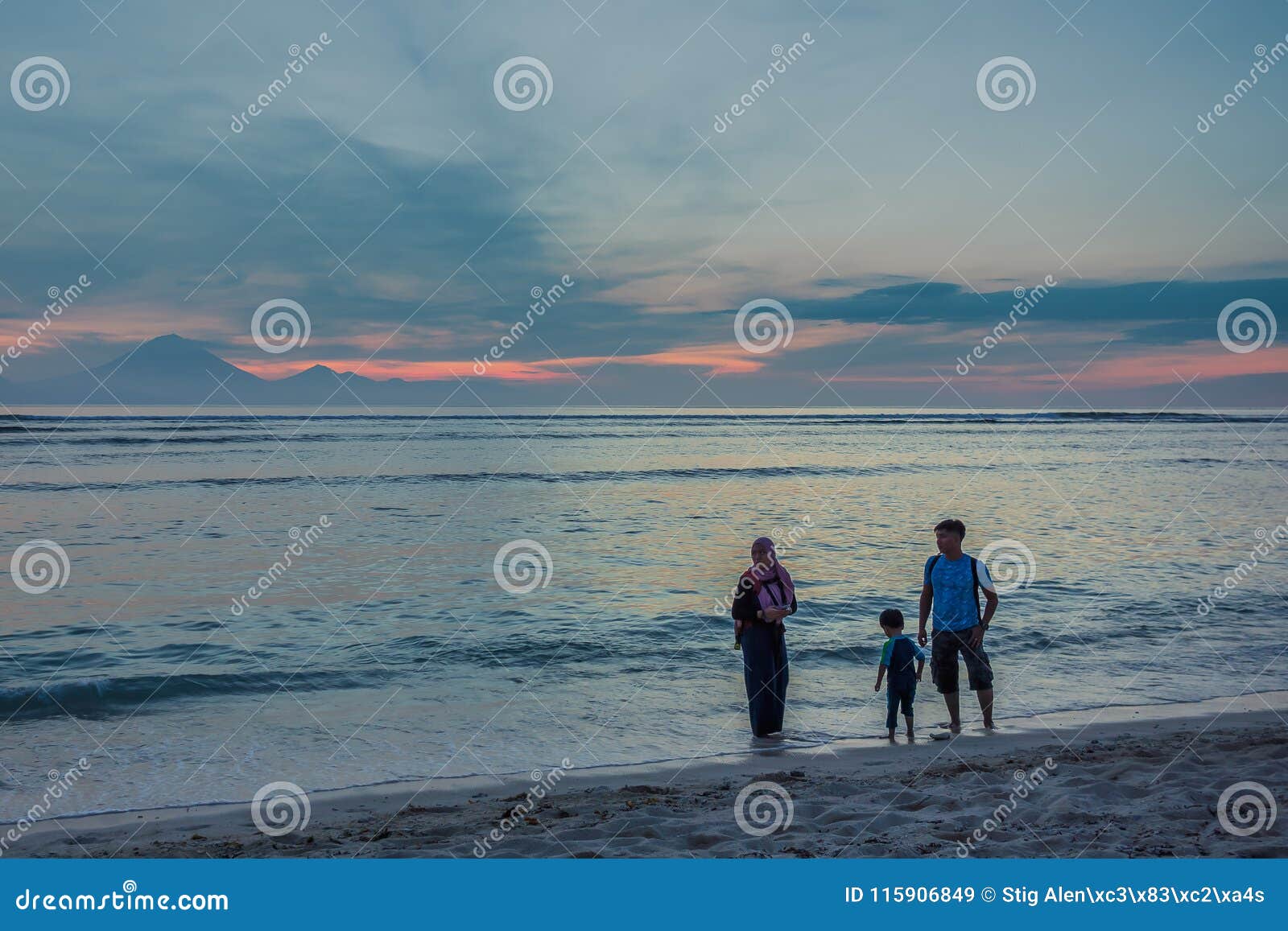 Famille Musulmane Marchant Le Long De La Plage Dans Le