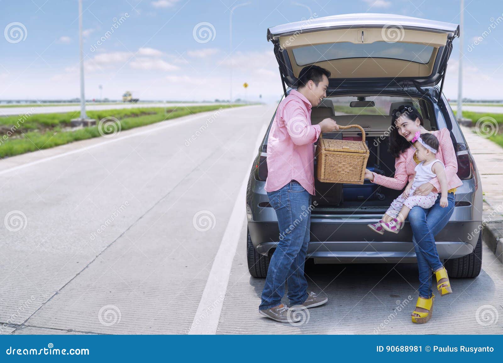 Petit Garçon Donnant Un Panier Pique-nique Dans Sa Voiture