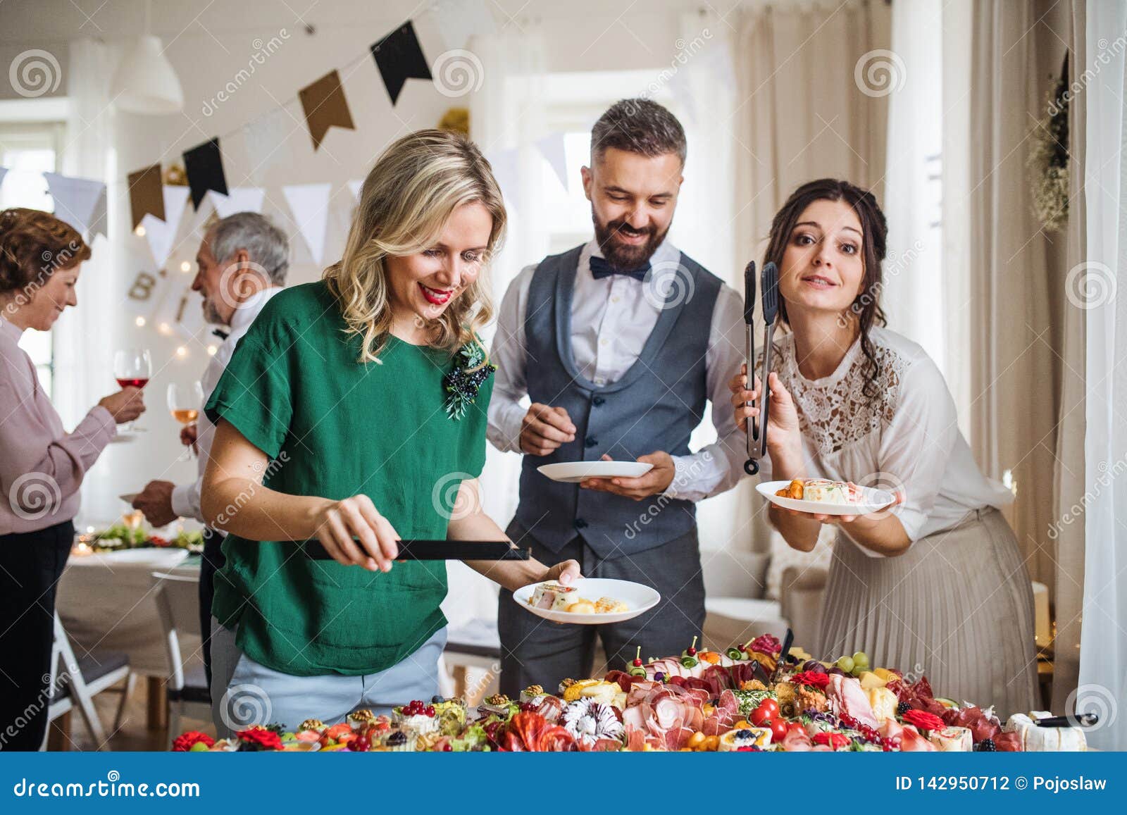 Famille Sur Plusieurs Generations Mettant La Nourriture Sur Des Plats Sur Une Fete D Anniversaire D Interieur De Famille Photo Stock Image Du Plats Generations