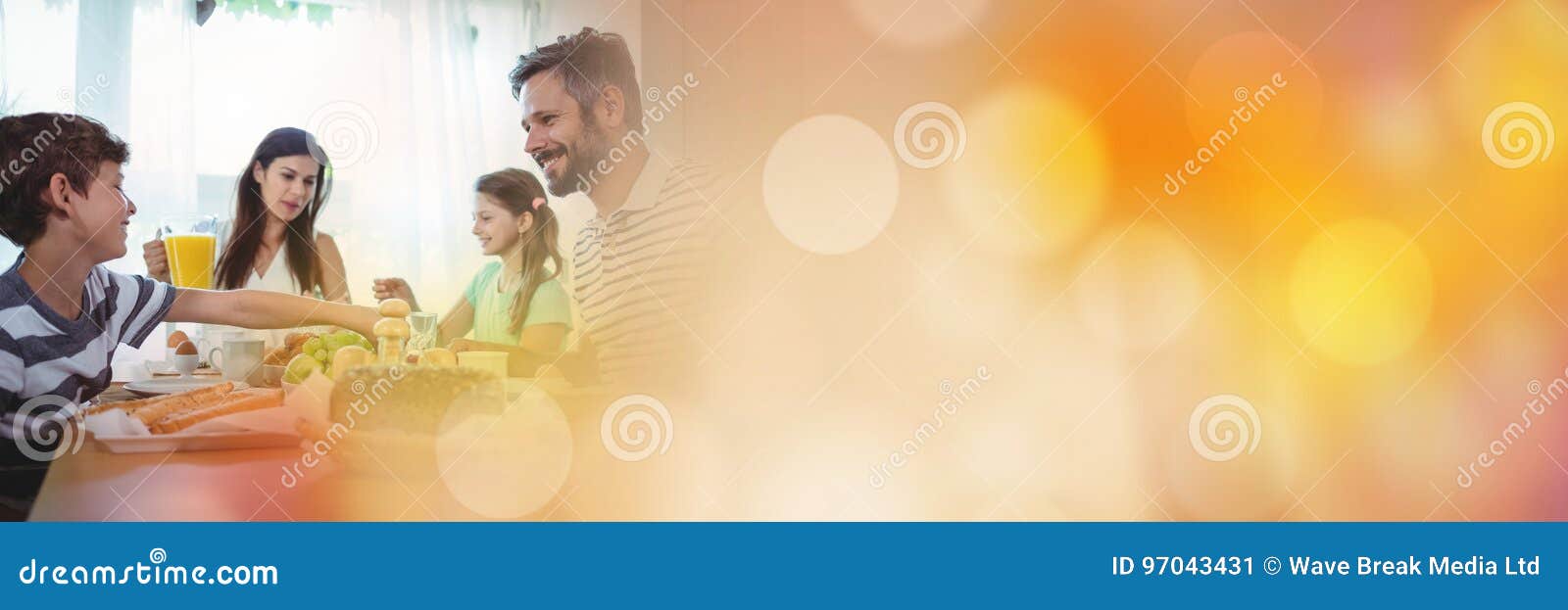 Composé de Digital de famille à la table avec la transition orange de bokeh