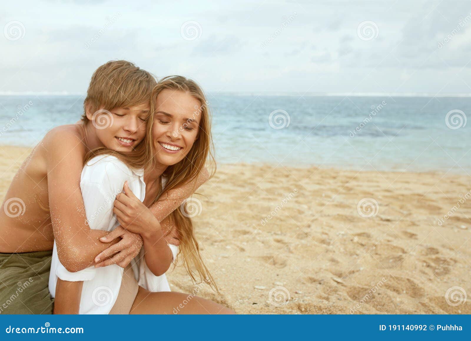 Мама на курорте рассказ. Подросток с мамой на пляже. Девочка с мамамой на пляже. Максимова с мамой на пляже. Мать с сыном обнимаются на пляже.