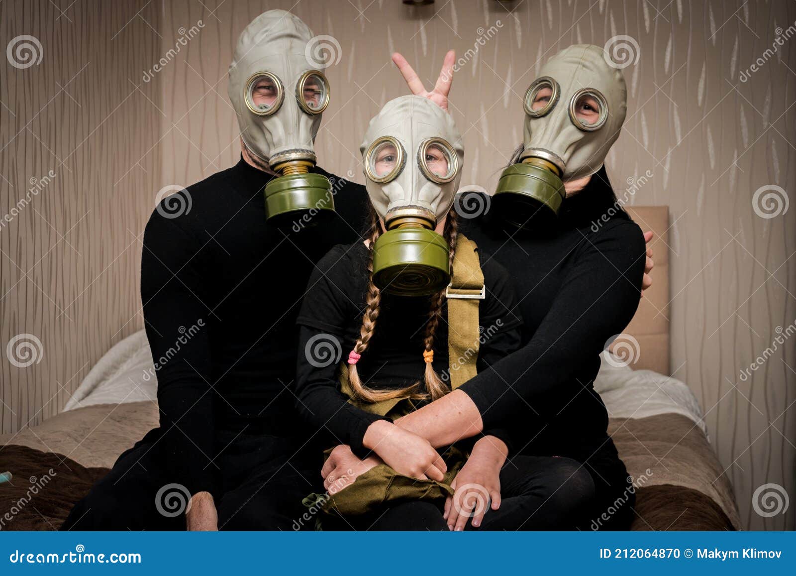 adjektiv kan opfattes Stillehavsøer A Family in Black Clothes and Gas Masks Sits on a Bed in Their Apartment.  the Father, Mother and Child Observe the Quarantine Stock Photo - Image of  funny, joke: 212064870