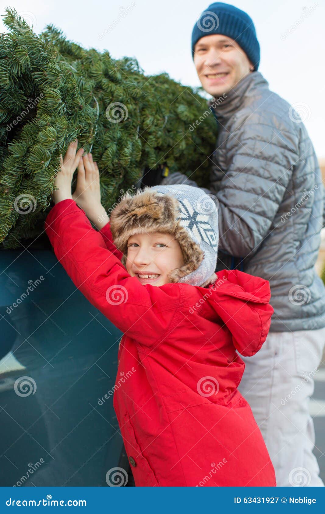 Family Buying Christmas Tree Stock Image - Image of cold, green: 63431927