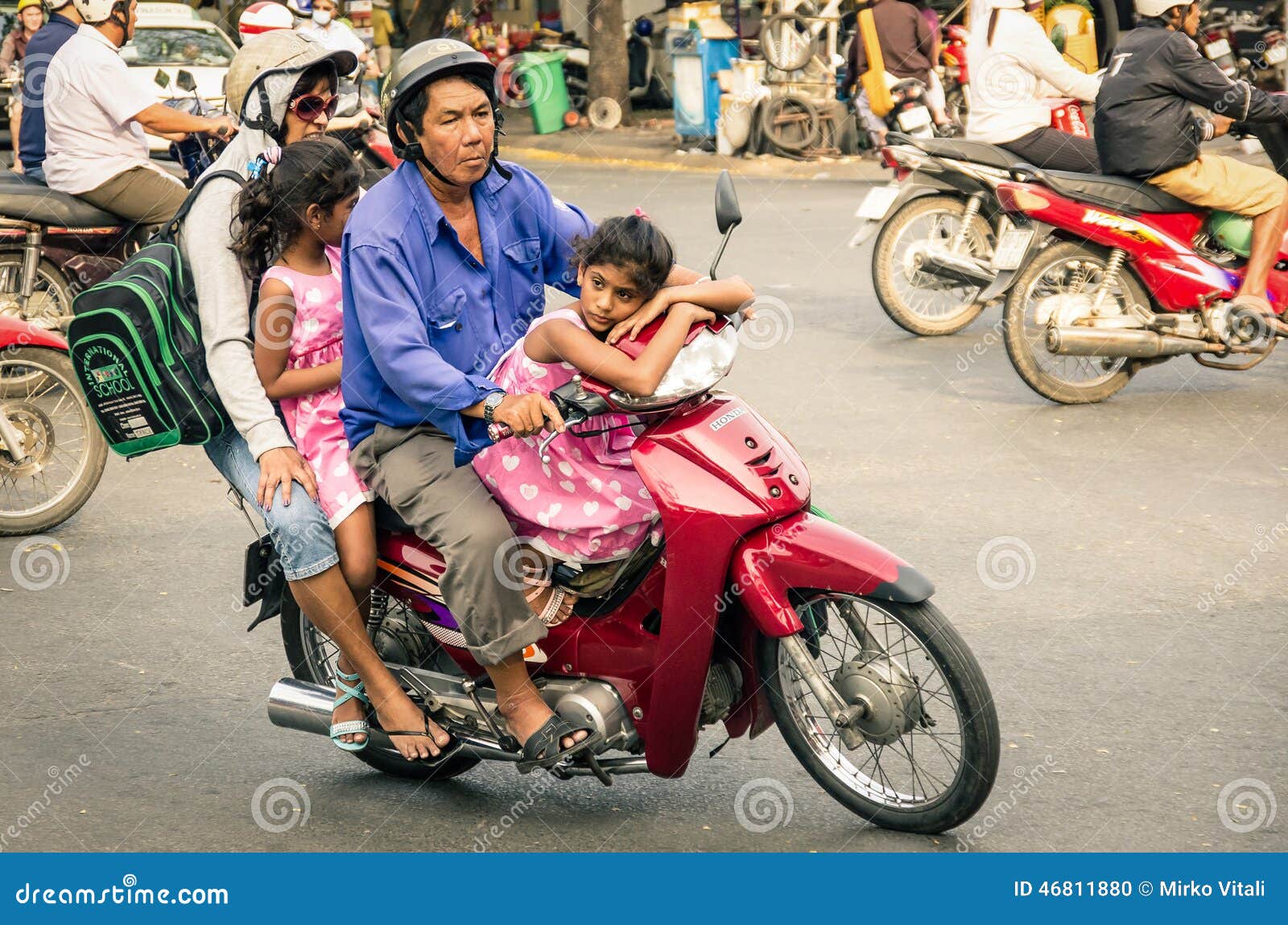Subjektiv Let at forstå duft Family Driving a Scooter in Ho Chi Minh - Vietnam Trasportation Editorial  Image - Image of colorful, family: 46811880