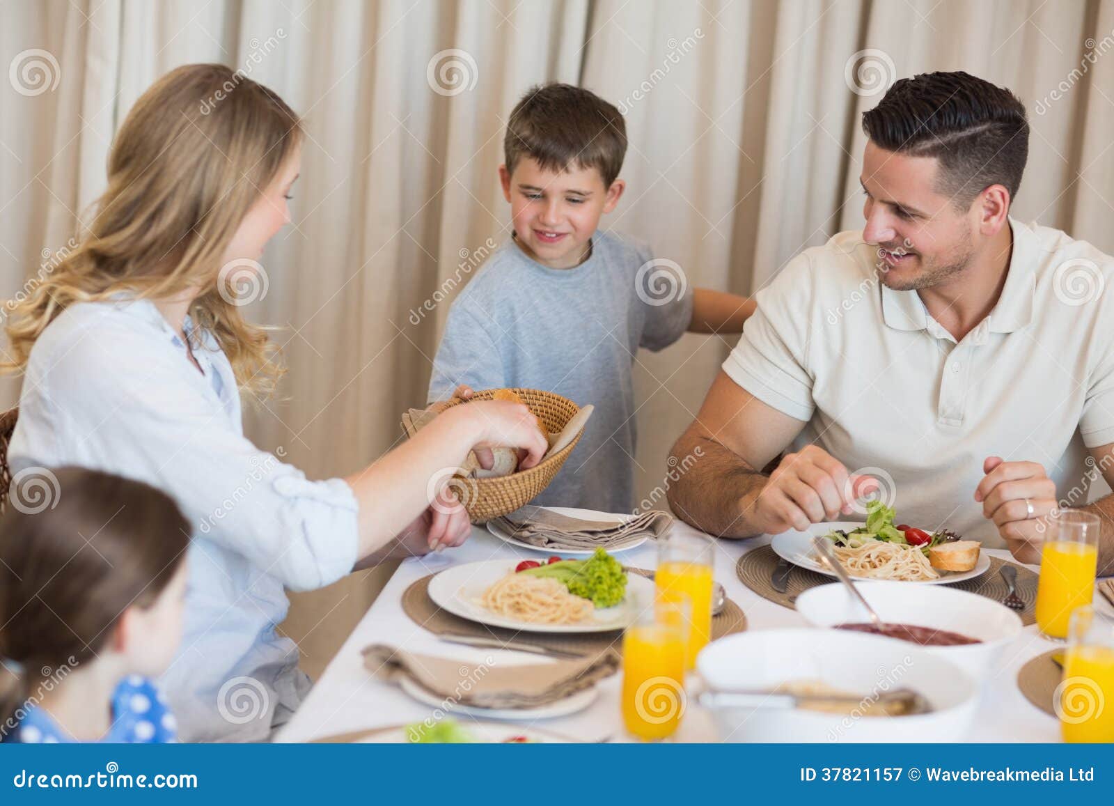 Садимся ужинать. Семья за столом. Семья за обеденным столом. Муж за обеденным столом. За обеденным столом.