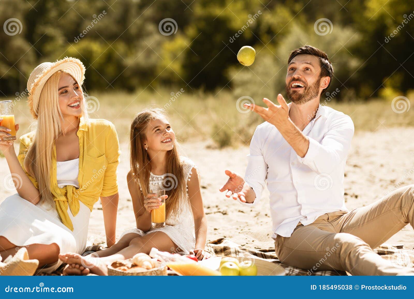 Ret podning Overbevisende Family Enjoying Day in Nature Having Fun Juggling with Fruits Stock Photo -  Image of lifestyle, picnic: 185495038