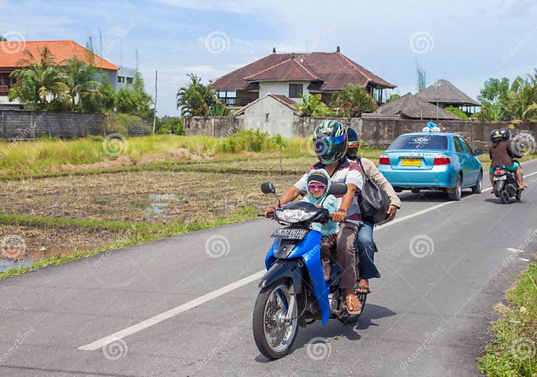 Family on scooter in Bali editorial photo. Image of helmet 28149231