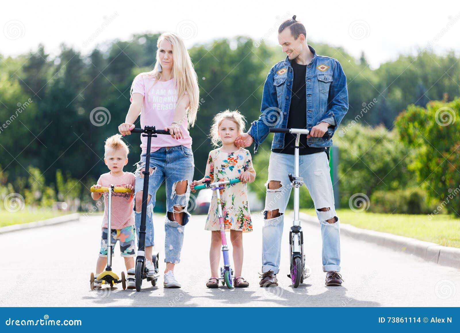 kolbe dedikation Frivillig Family with Scooters in the Park Stock Photo - Image of scooter, little:  73861114