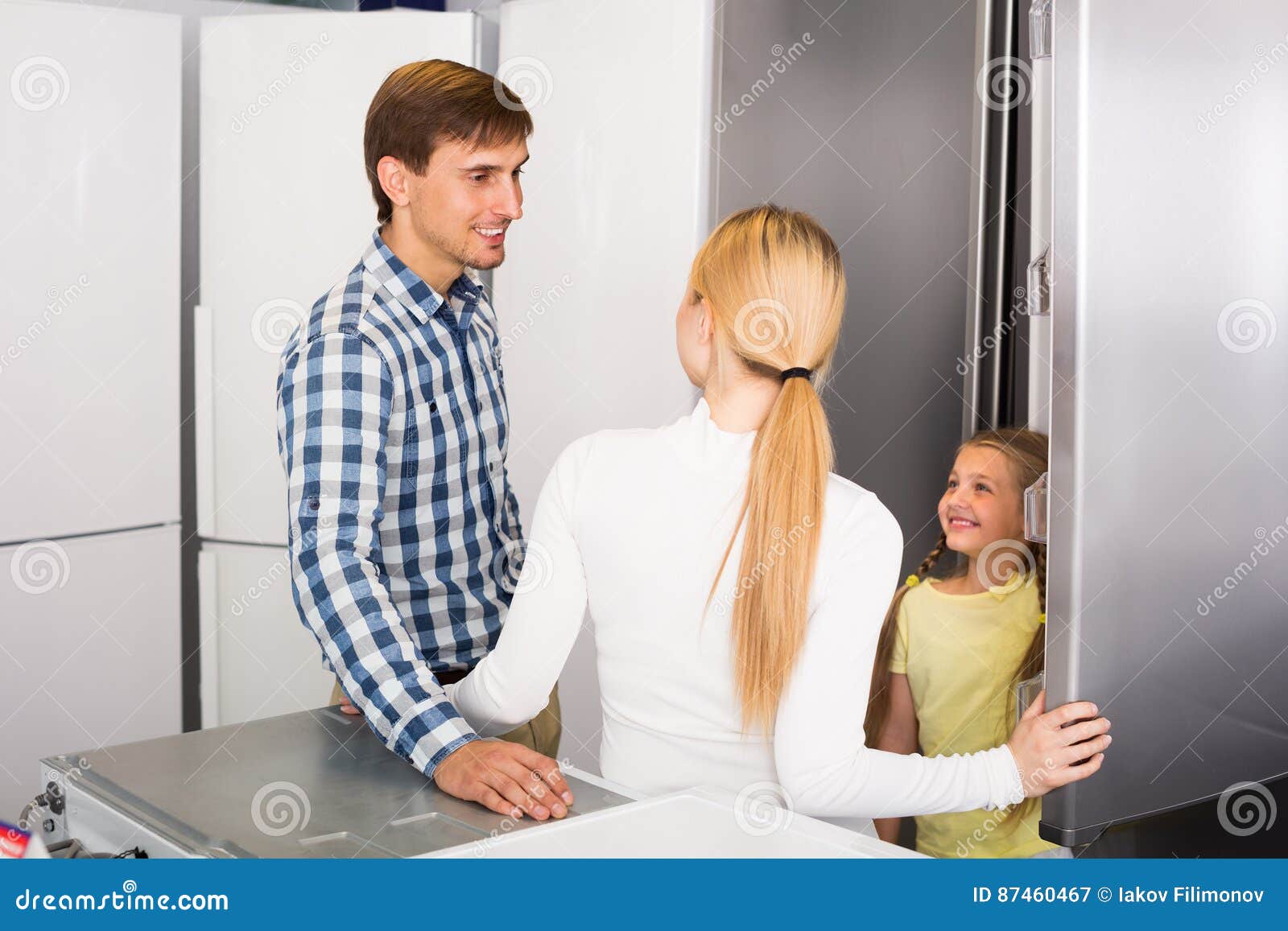 https://thumbs.dreamstime.com/z/family-selecting-refrigerator-portrait-cheerful-appliance-store-87460467.jpg