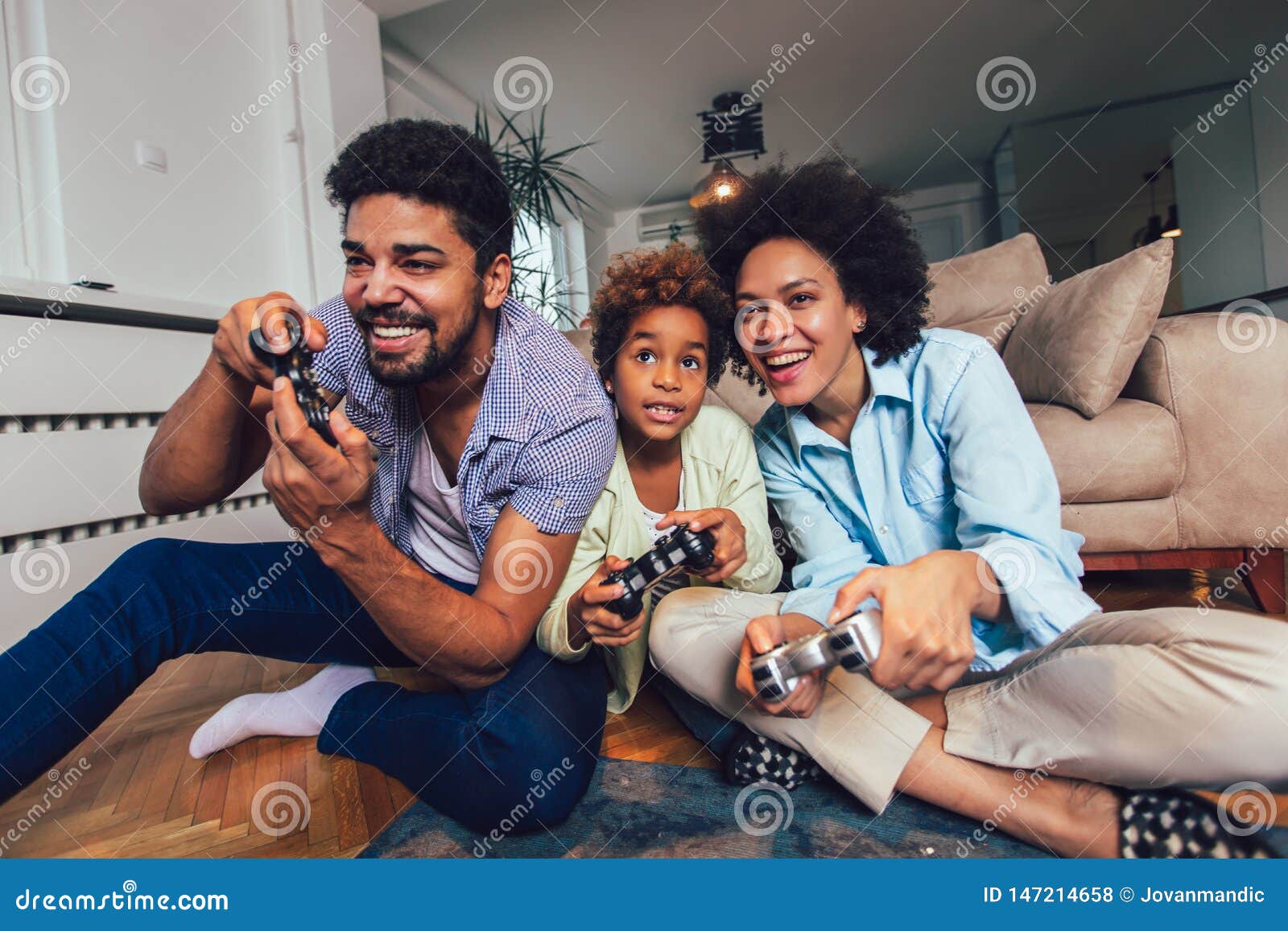 Amigos Que Têm Jogos De Vídeo Divertidos Em Casa. Foto Royalty Free,  Gravuras, Imagens e Banco de fotografias. Image 96389742