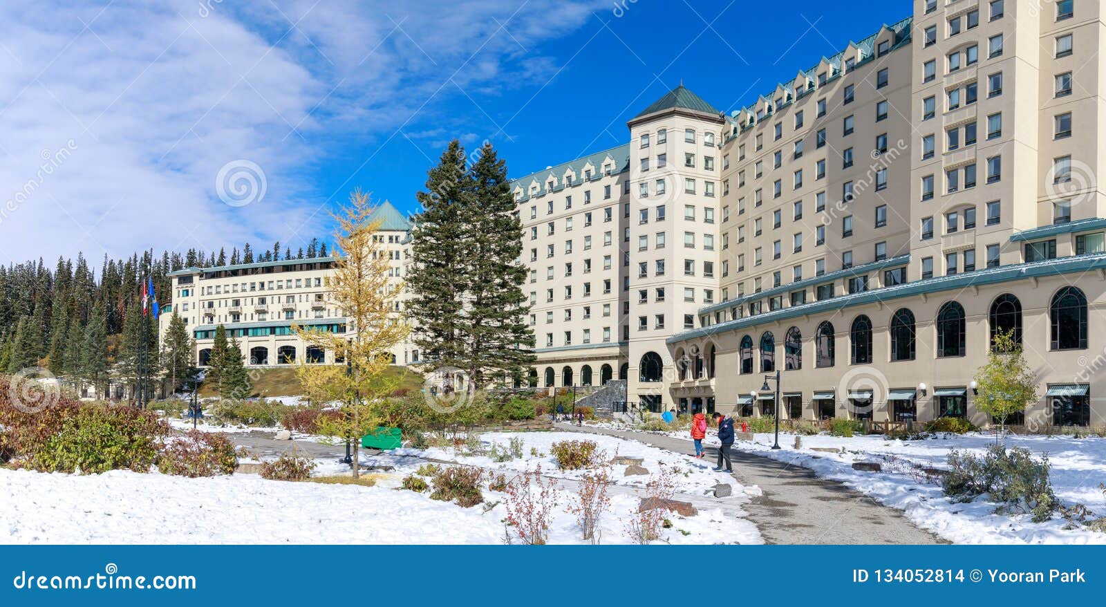 Famous Fairmont Chateau Lake Louise Hotel In The Banff National Park Editorial Stock Image ...