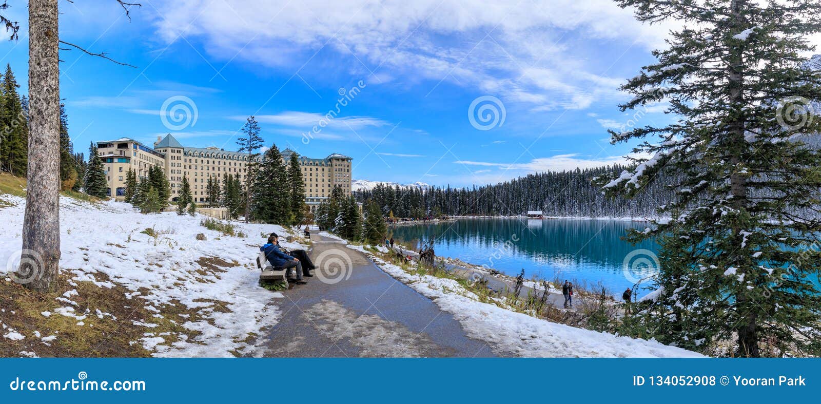 Famous Fairmont Chateau Lake Louise Hotel In The Banff National Park Editorial Stock Photo ...