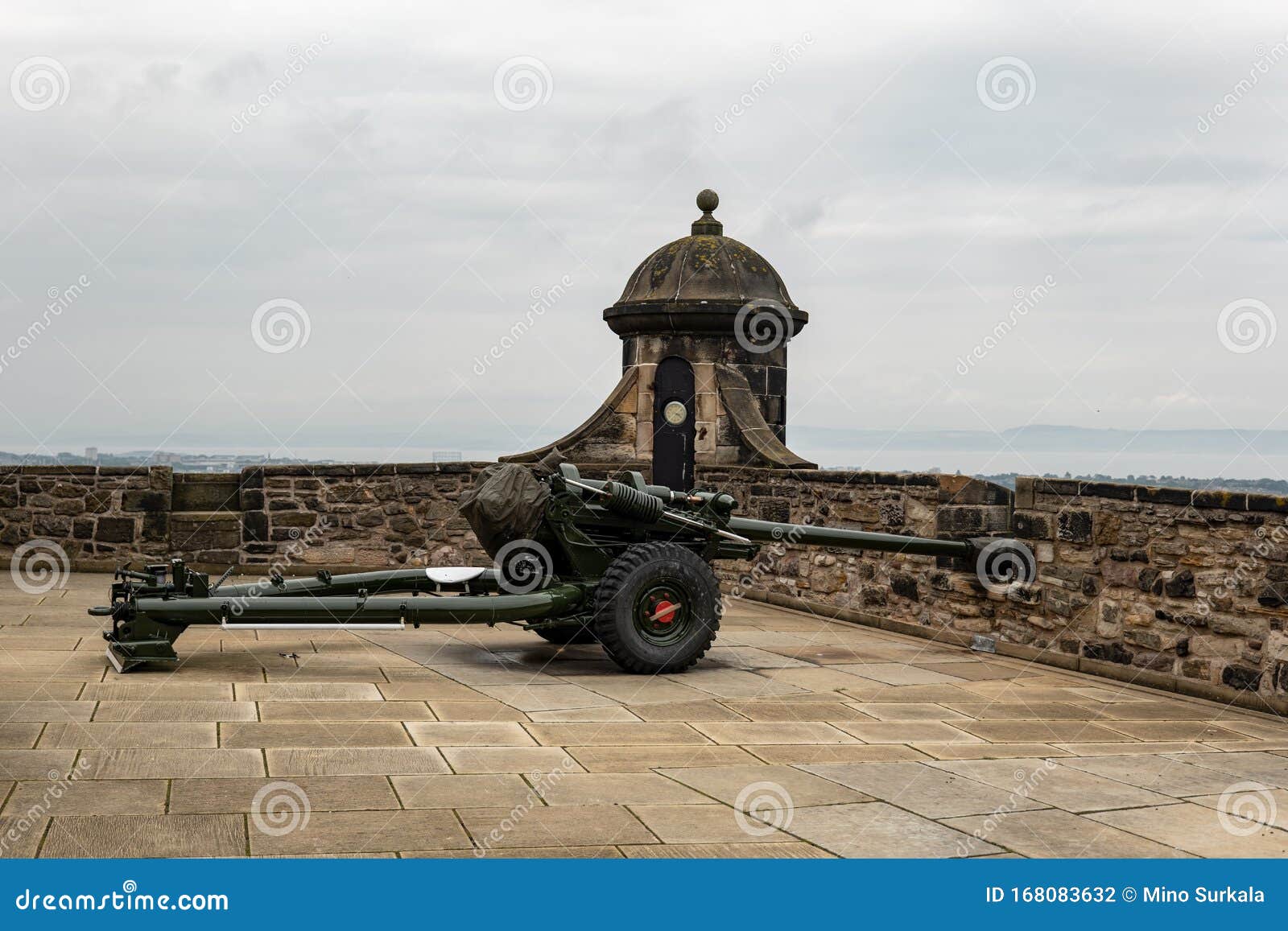Famous One Oclock Gun L118 Light Gun Howitzer In Edinburgh Castle Which Is Used For Ceremonial Firing Almost Every Day Stock Photo Image Of Attack Machine