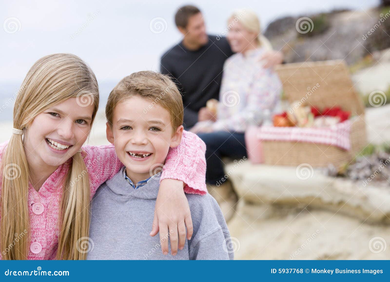 Família na praia com piquenique. Família na praia com sorriso do piquenique