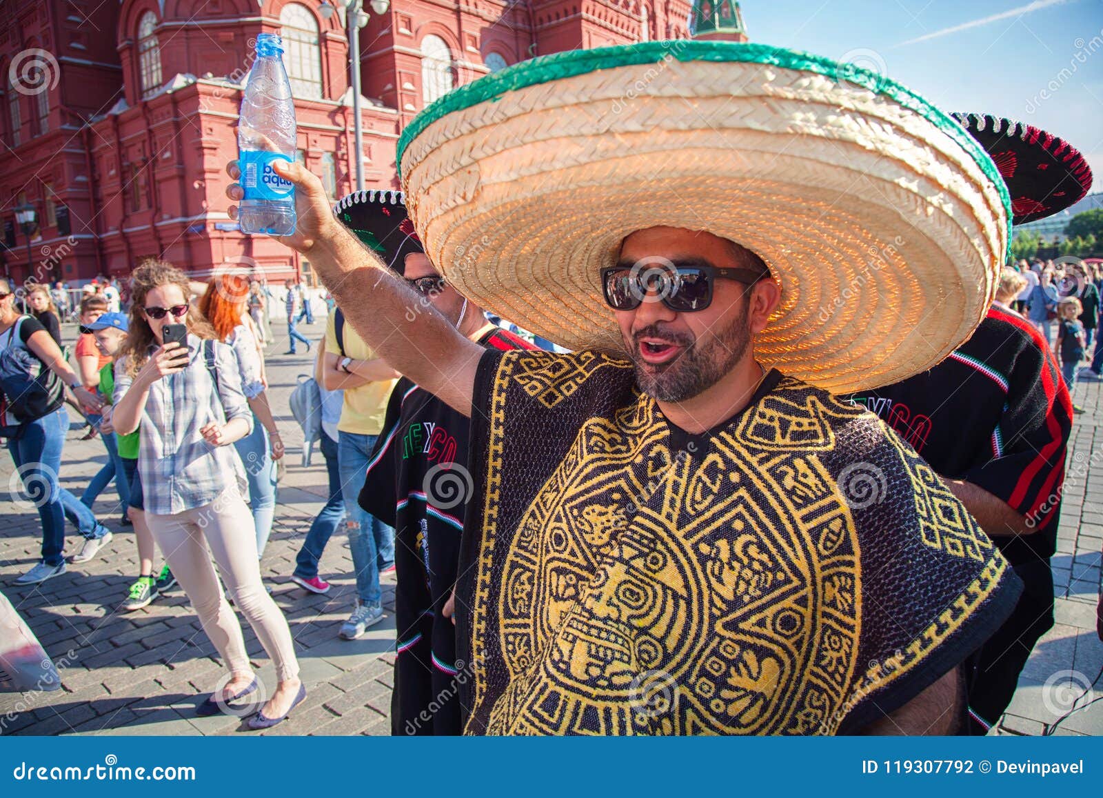 Fan De Futebol Mexicanos No Quadrado Vermelho Em Moscou Sombreiros