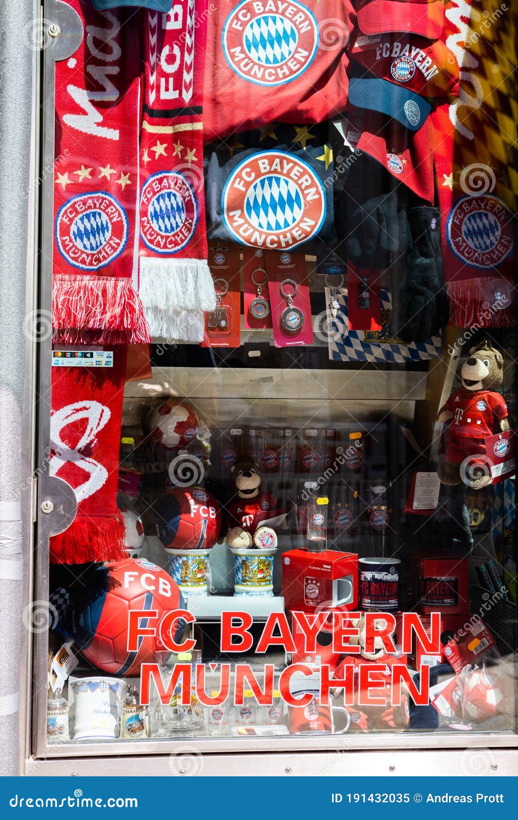 Uitstekend Identiteit Zegenen Fan Merchandise for the Soccer Club FC Bayern MÃ¼nchen Munich in a Shop  Window Editorial Image - Image of league, nchen: 191432035