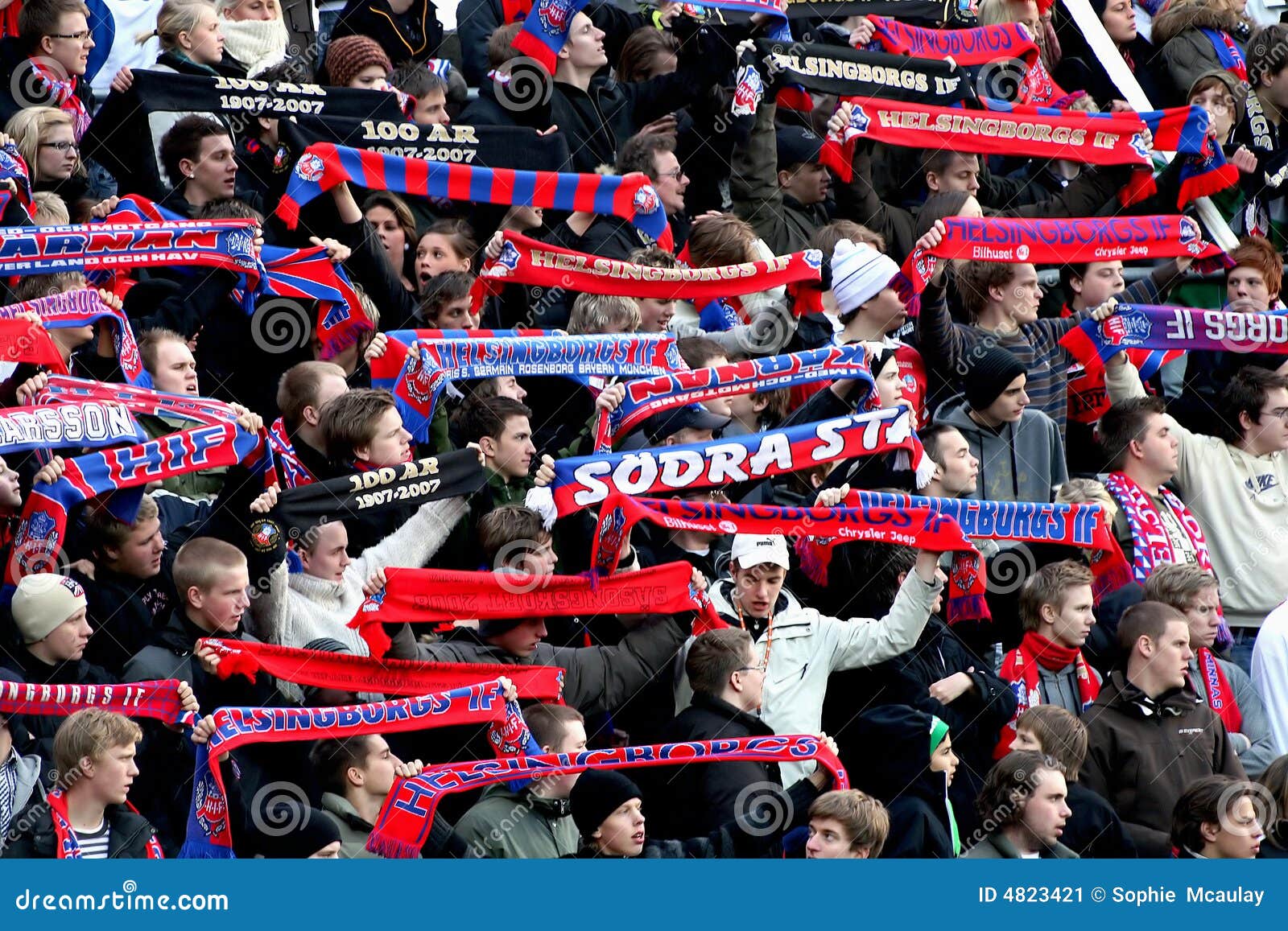 craft Blaze stribet Fans Waving Scarfs at Football Game Editorial Photo - Image of division,  fitness: 4823421