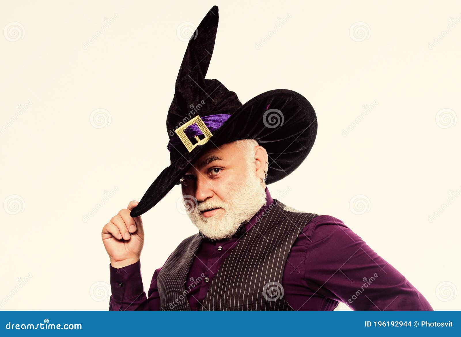 Equipamento De Cosplay. Fantasia De Bruxo Que Festa Do Halloween. Homem-alto,  Barba Branca Comemora Halloween. Velho Bruxeiro Mági Imagem de Stock -  Imagem de branco, cara: 218398871