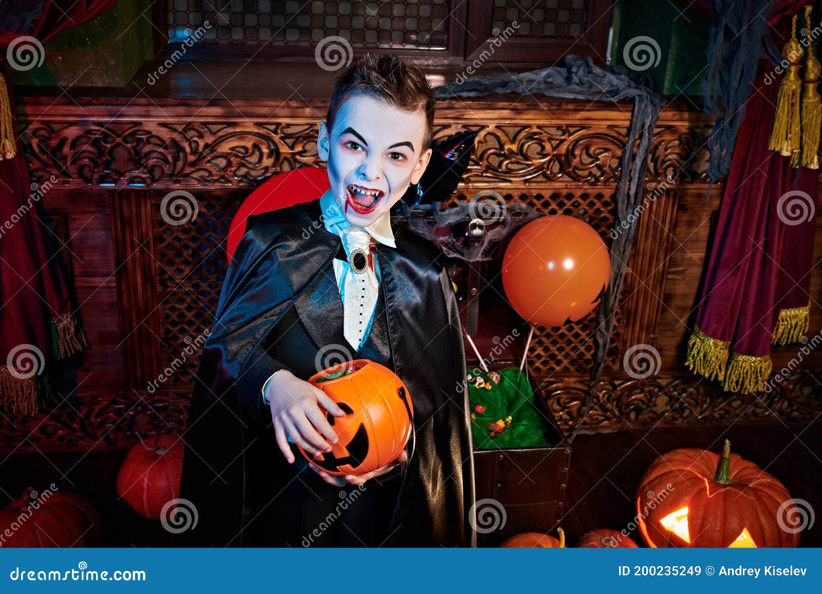 Bonitão Homem Na Fantasia De Vampiro De Halloween Foto de Stock