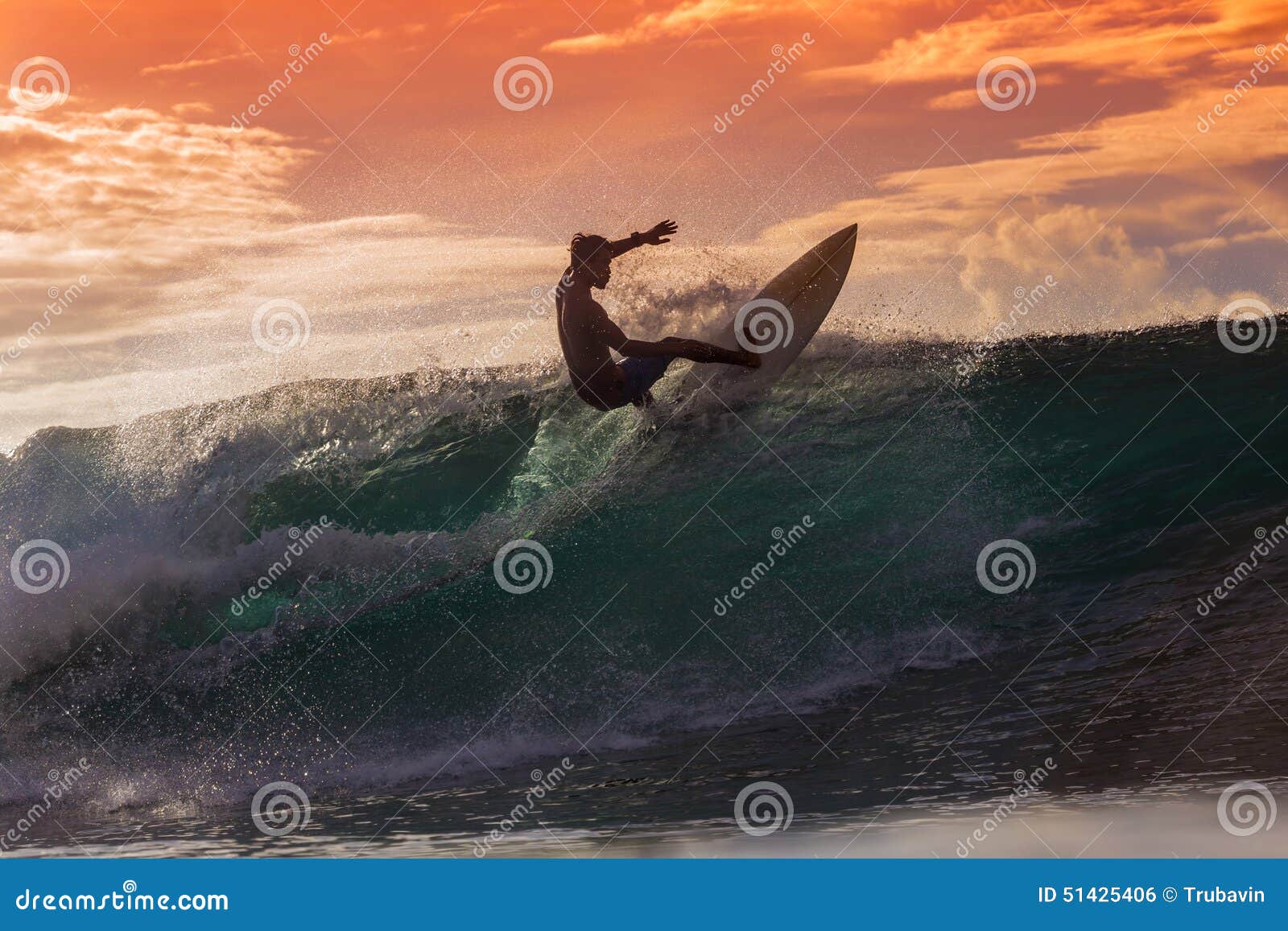 Fantastisk surfarewave. Surfare på den fantastiska vågen på solnedgångtid, Bali ö