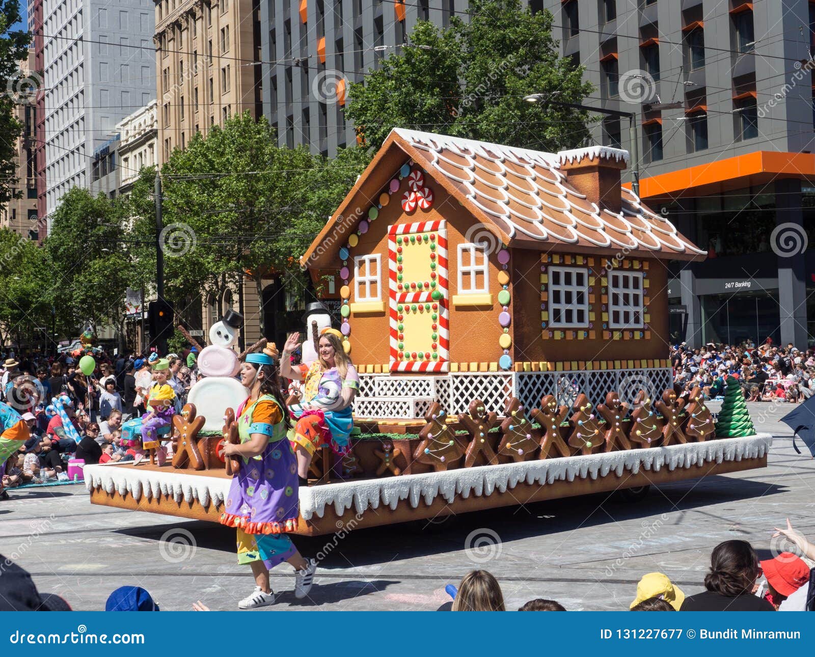 Fantasy Floats ` Gingerbread House ` Perform In The 2018 Credit Union